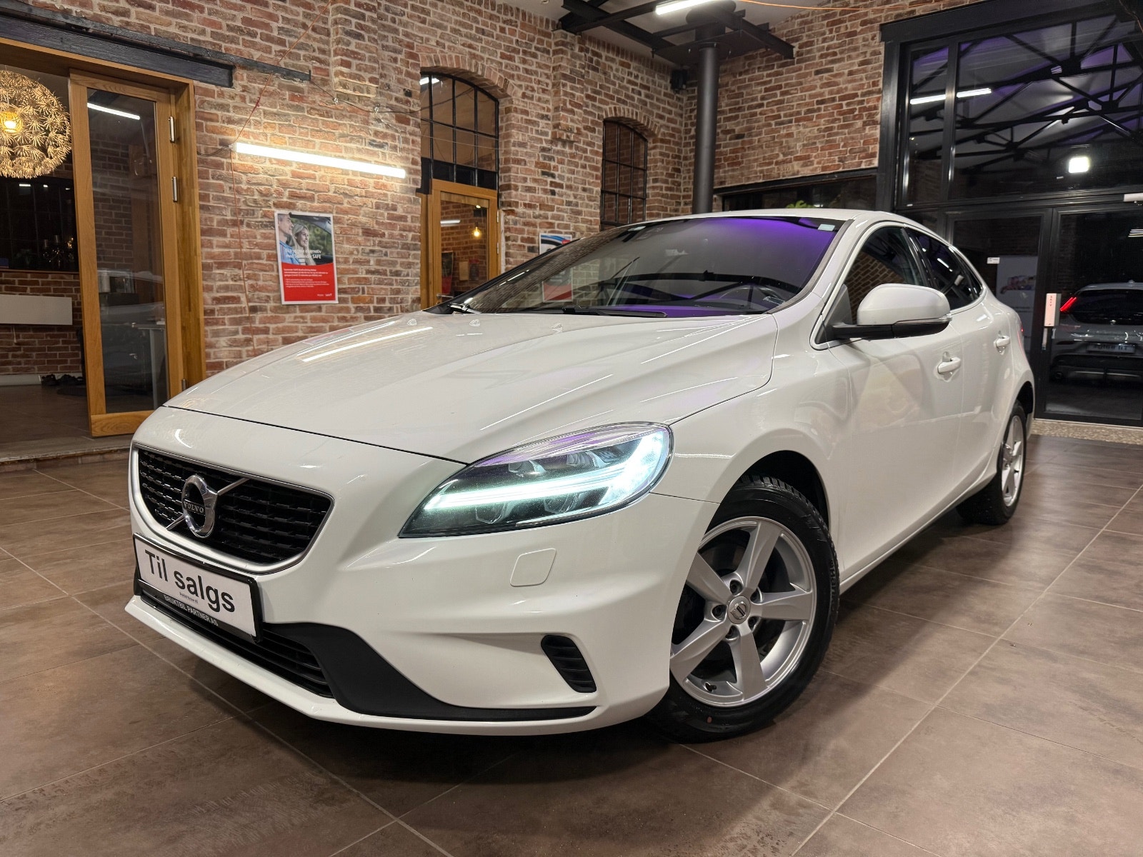 Volvo V40 D2 Manual, 6-trins, 120ps, 2017