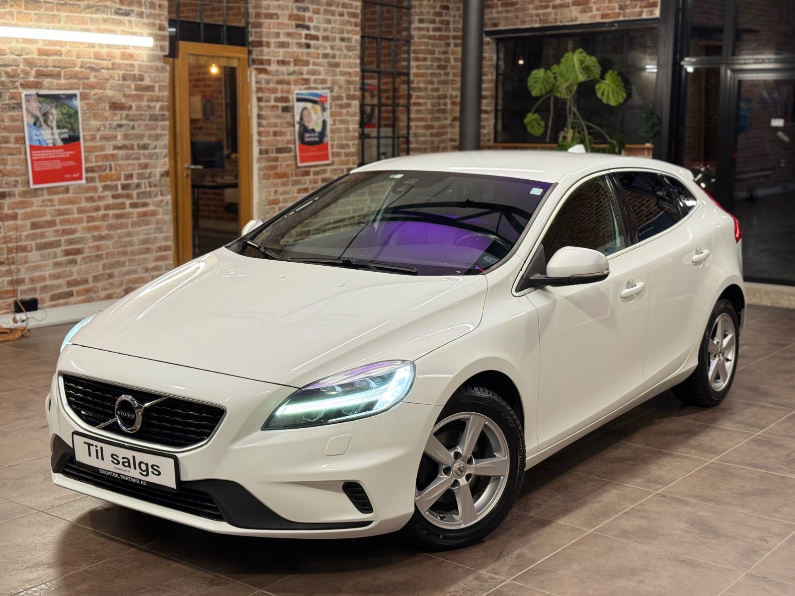Volvo V40 D2 Manual, 6-trins, 120ps, 2017