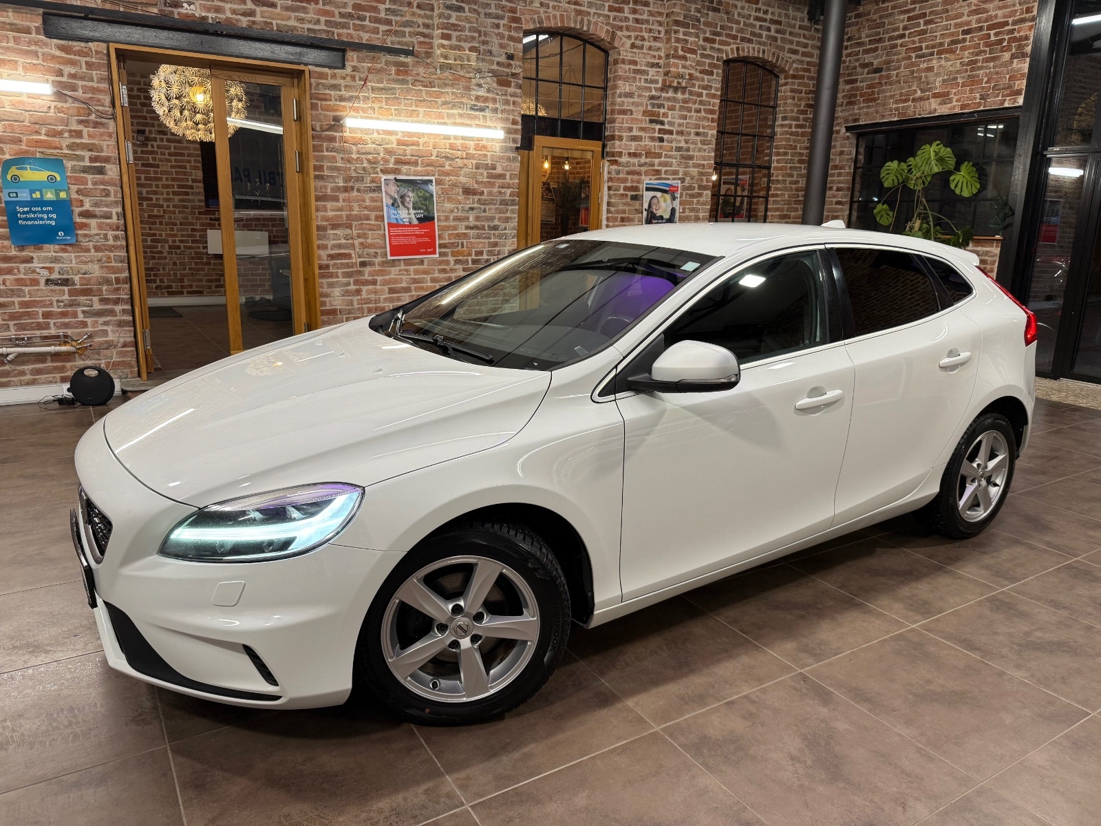 Volvo V40 D2 Manual, 6-trins, 120ps, 2017
