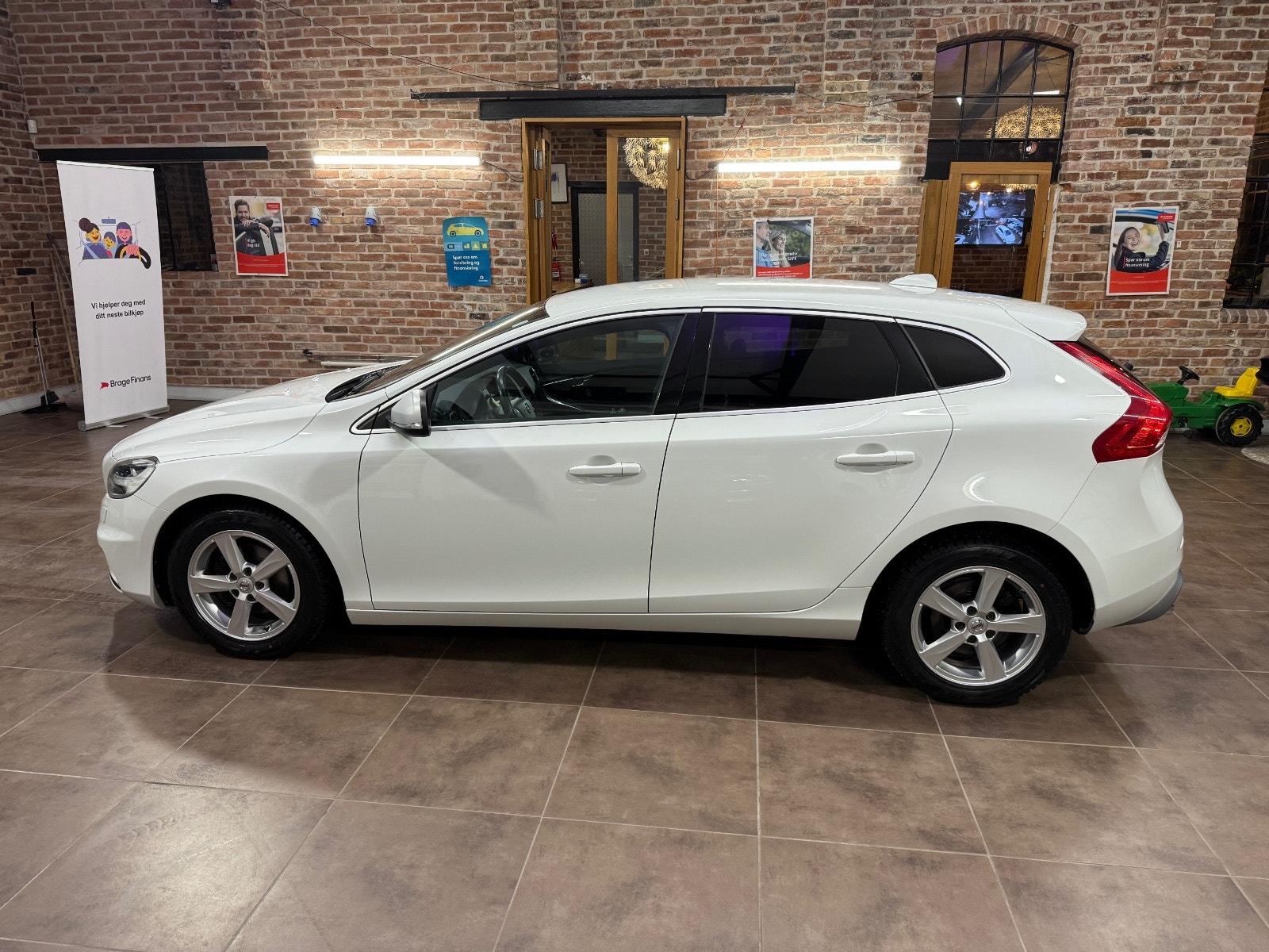 Volvo V40 D2 Manual, 6-trins, 120ps, 2017