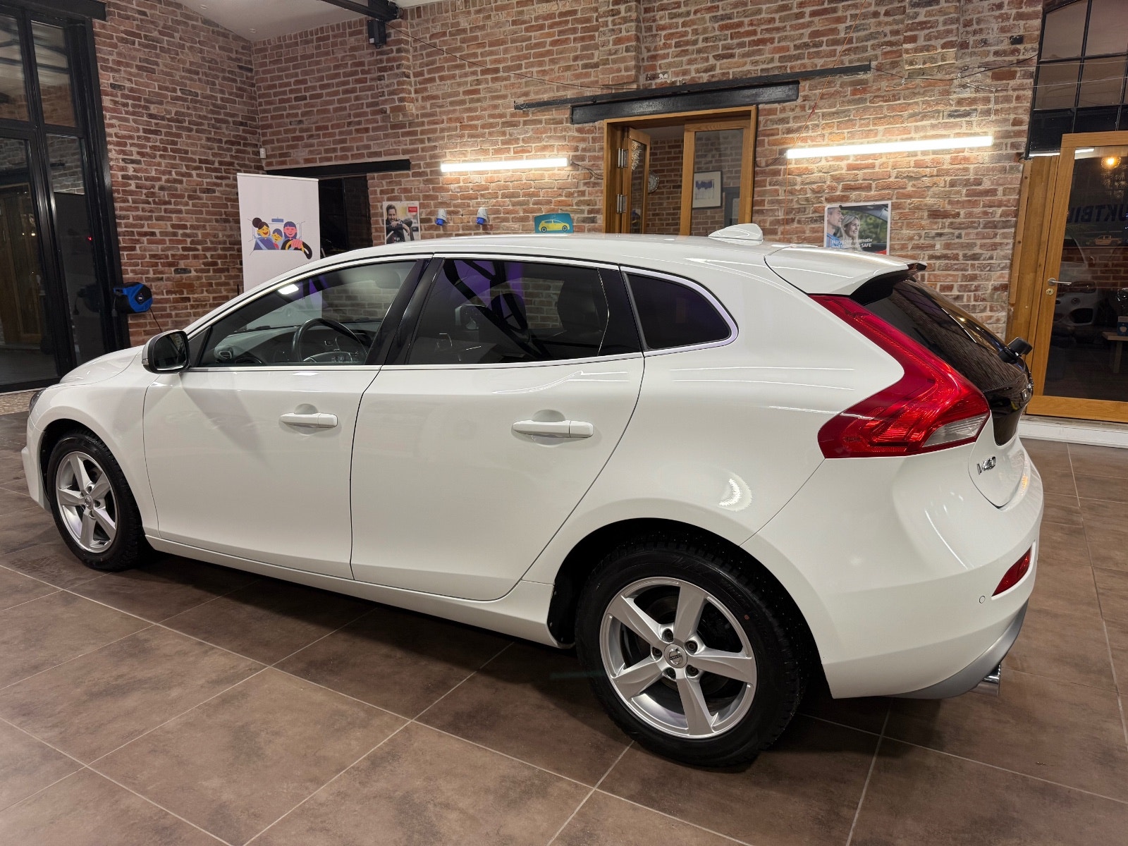 Volvo V40 D2 Manual, 6-trins, 120ps, 2017