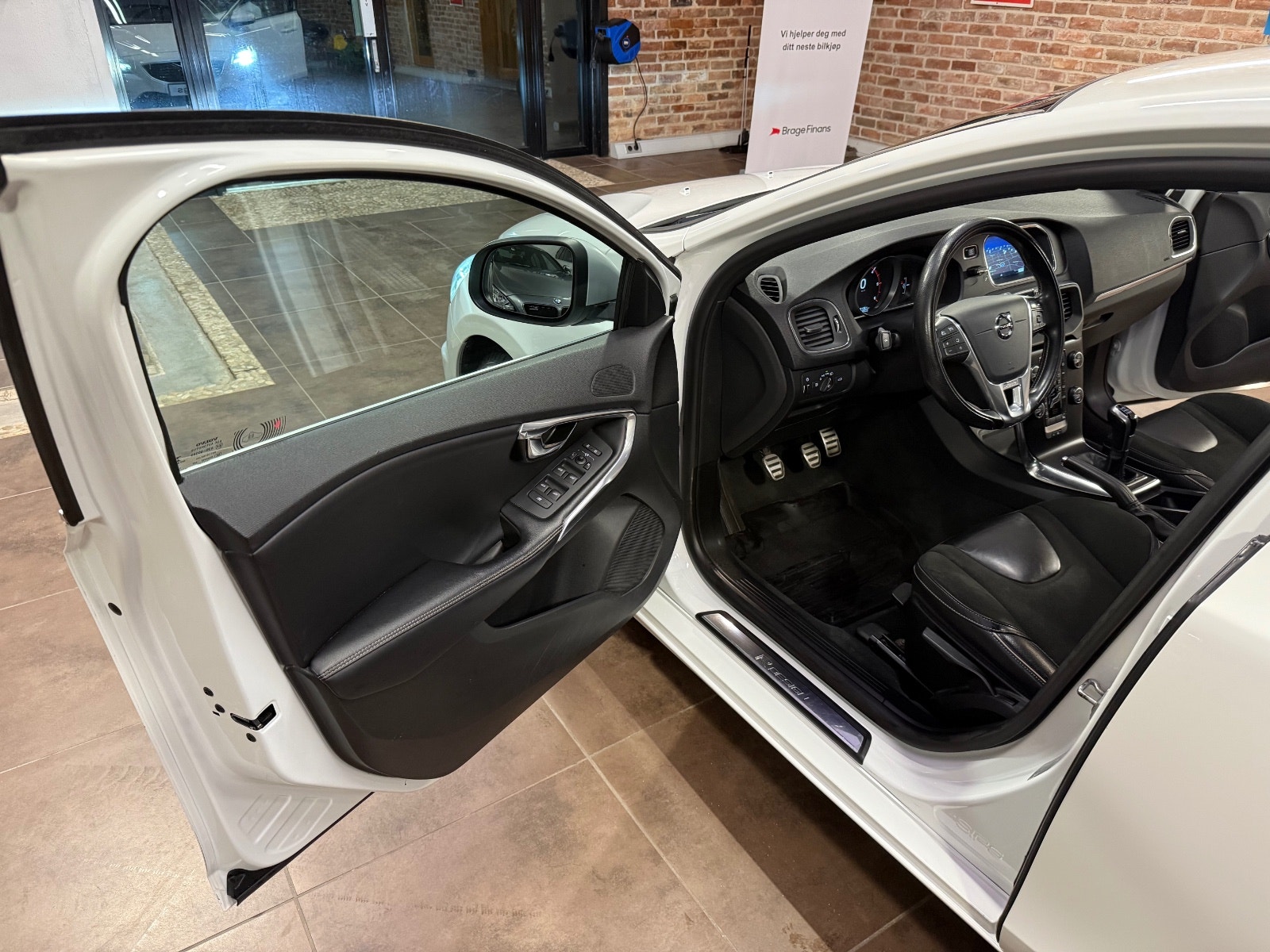 Volvo V40 D2 Manual, 6-trins, 120ps, 2017