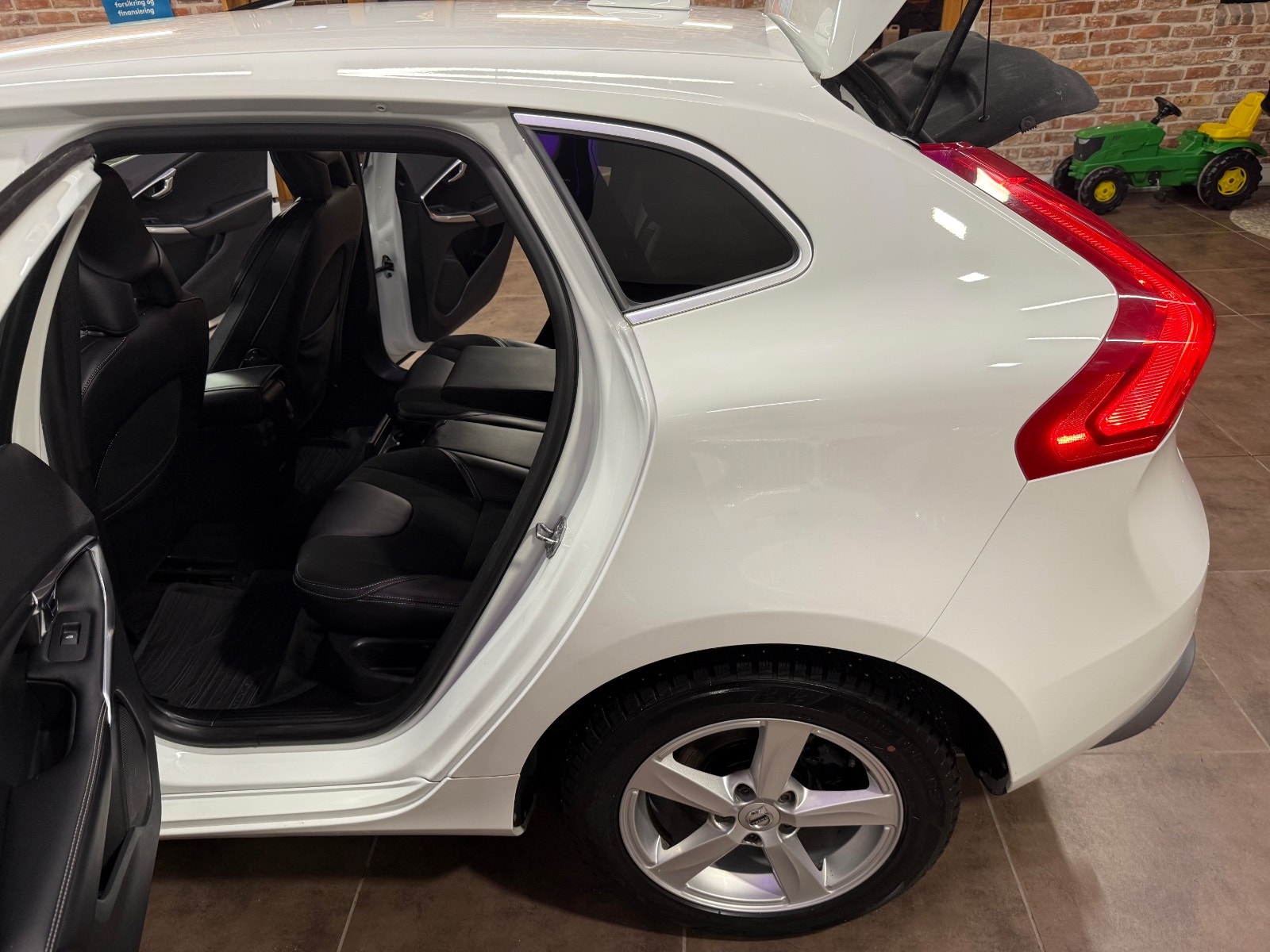 Volvo V40 D2 Manual, 6-trins, 120ps, 2017