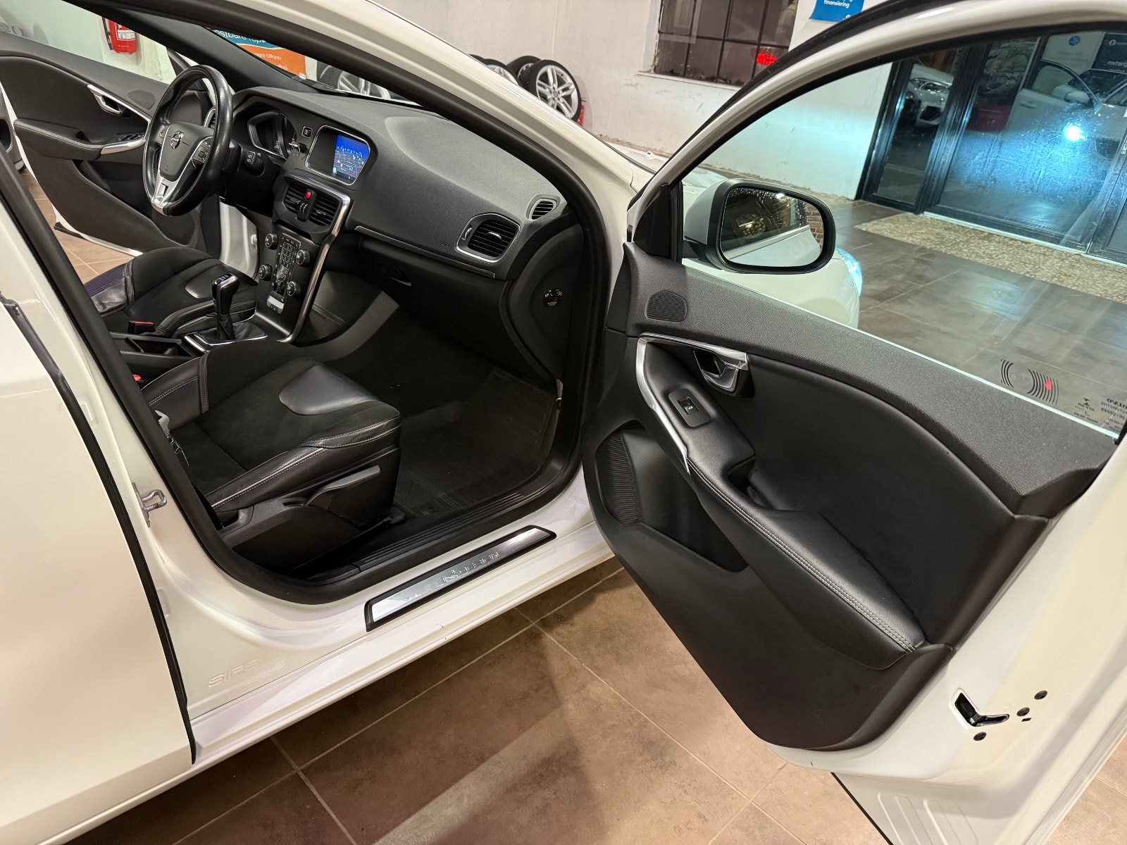 Volvo V40 D2 Manual, 6-trins, 120ps, 2017