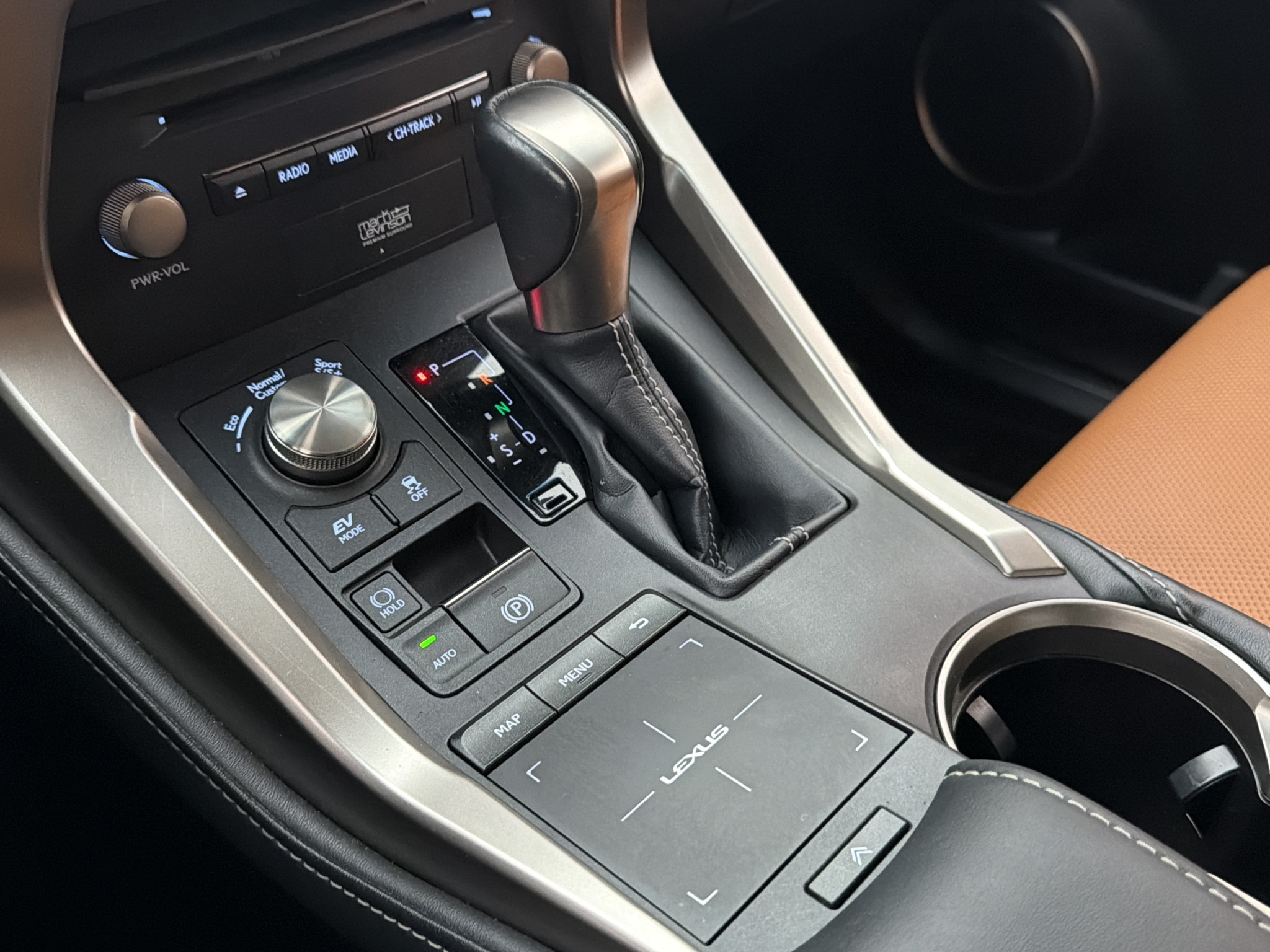 Lexus NX 300h AWD 2.5 AWD E-CVT, 197hp, 2018