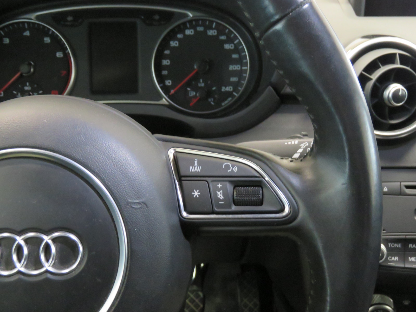 Audi A1 1.4 TFSI S Tronic, 122hp, 2011