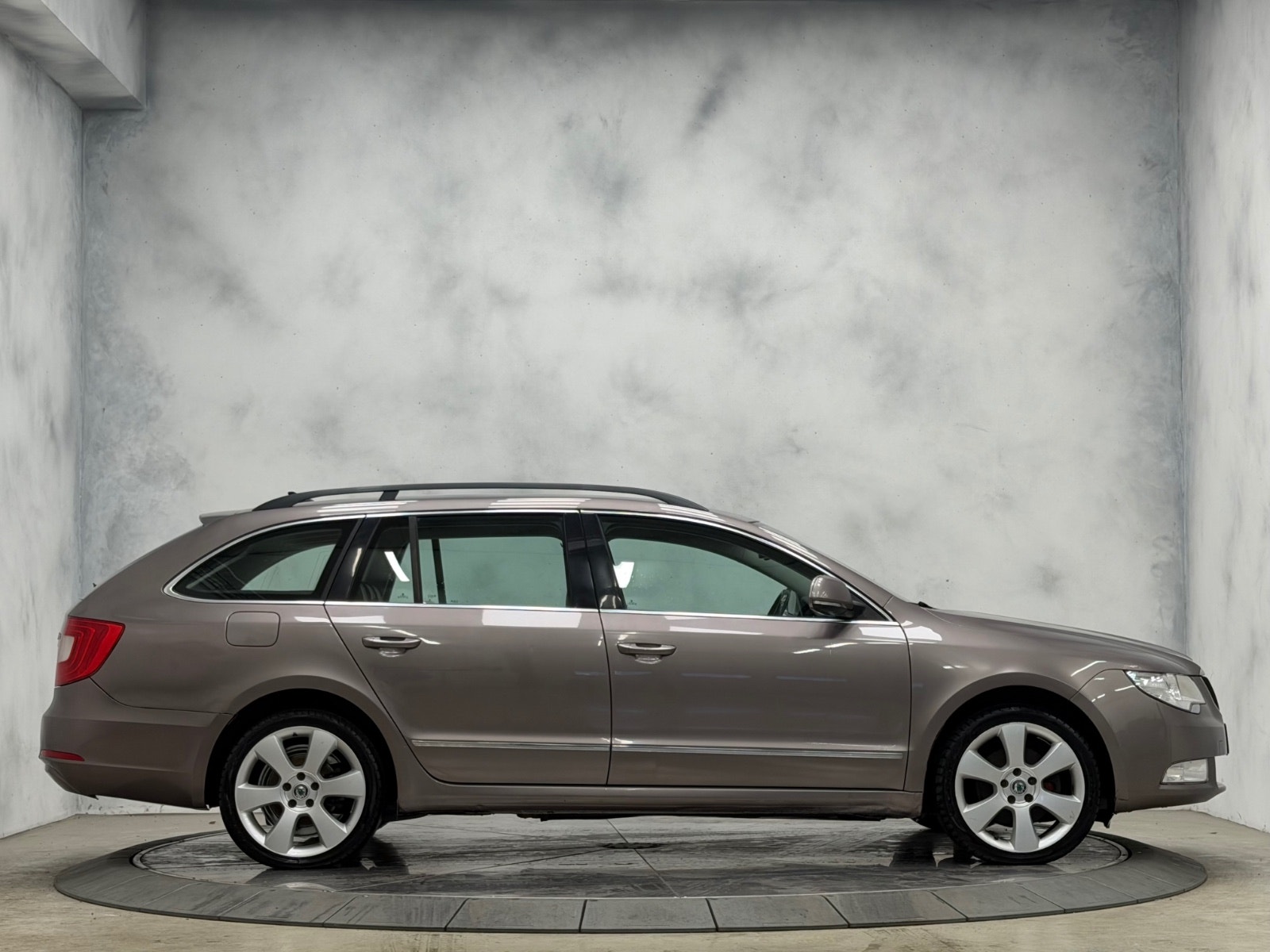 Škoda Superb Combi 2.0 TDI DSG Sequential, 6-trins, 140ps, 2011