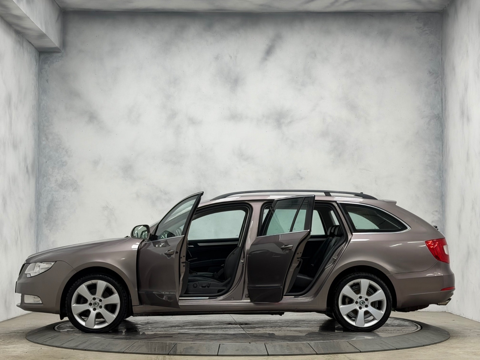 Škoda Superb Combi 2.0 TDI DSG Sequential, 6-trins, 140ps, 2011