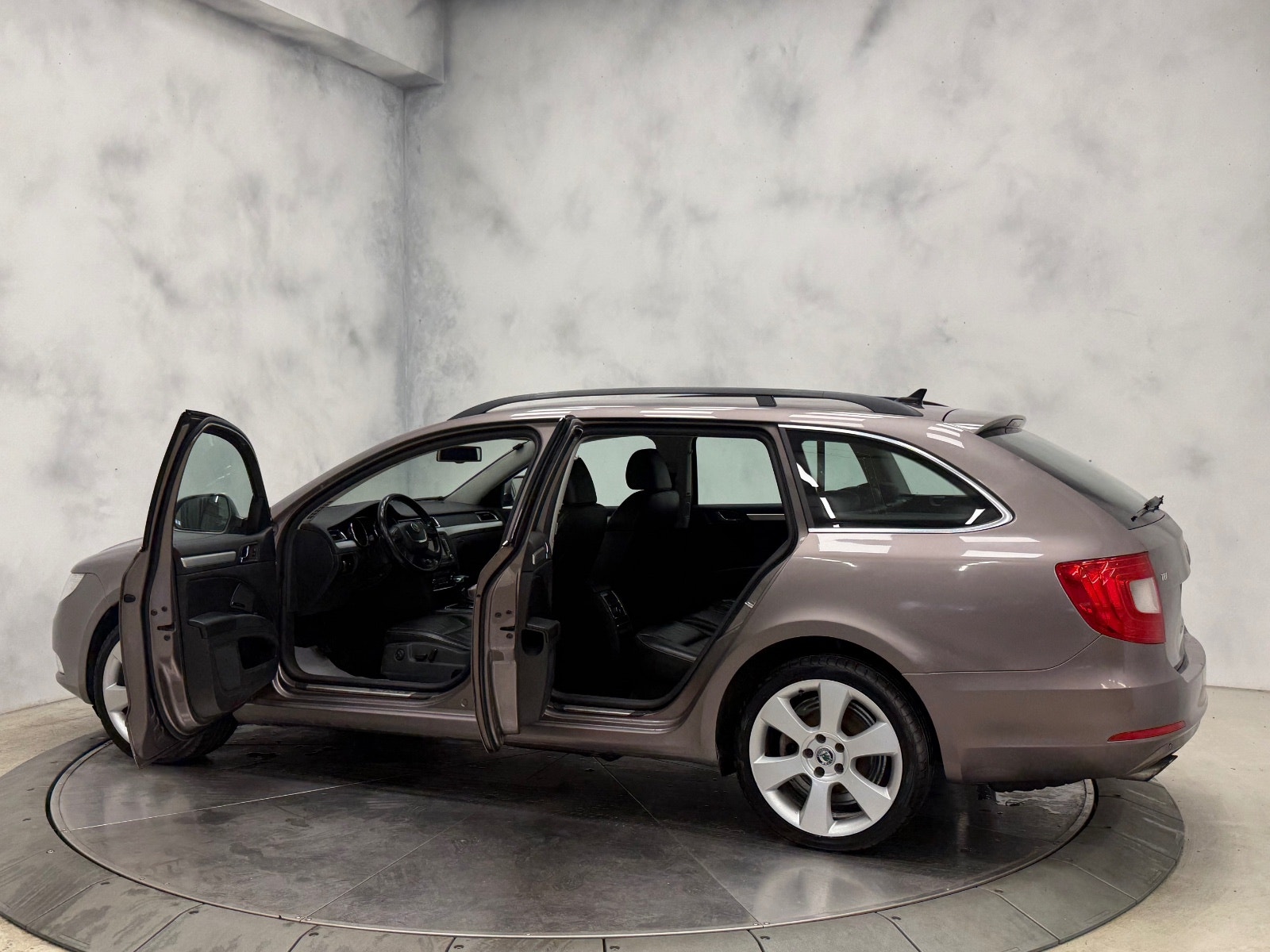 Škoda Superb Combi 2.0 TDI DSG Sequential, 6-trins, 140ps, 2011