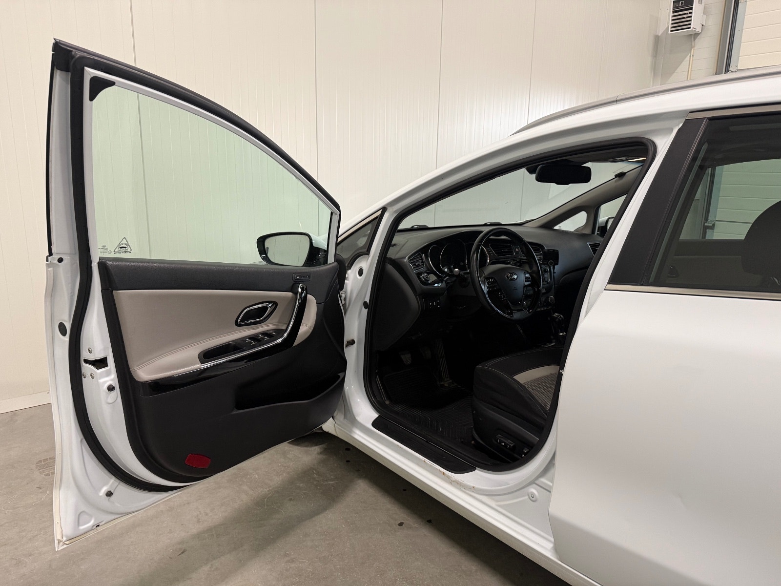 Kia cee'd_sw 1.6 CRDi Manual, 6-trins, 110ps, 2013