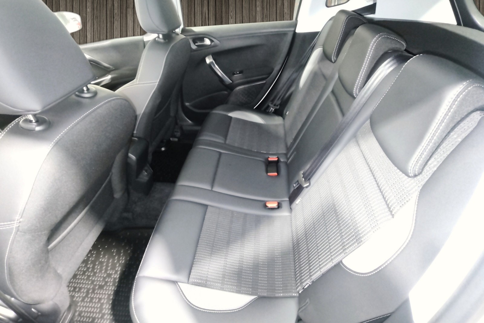 Peugeot 2008 1.2 PureTech 110 EAT, 6-trins, 110ps, 2018