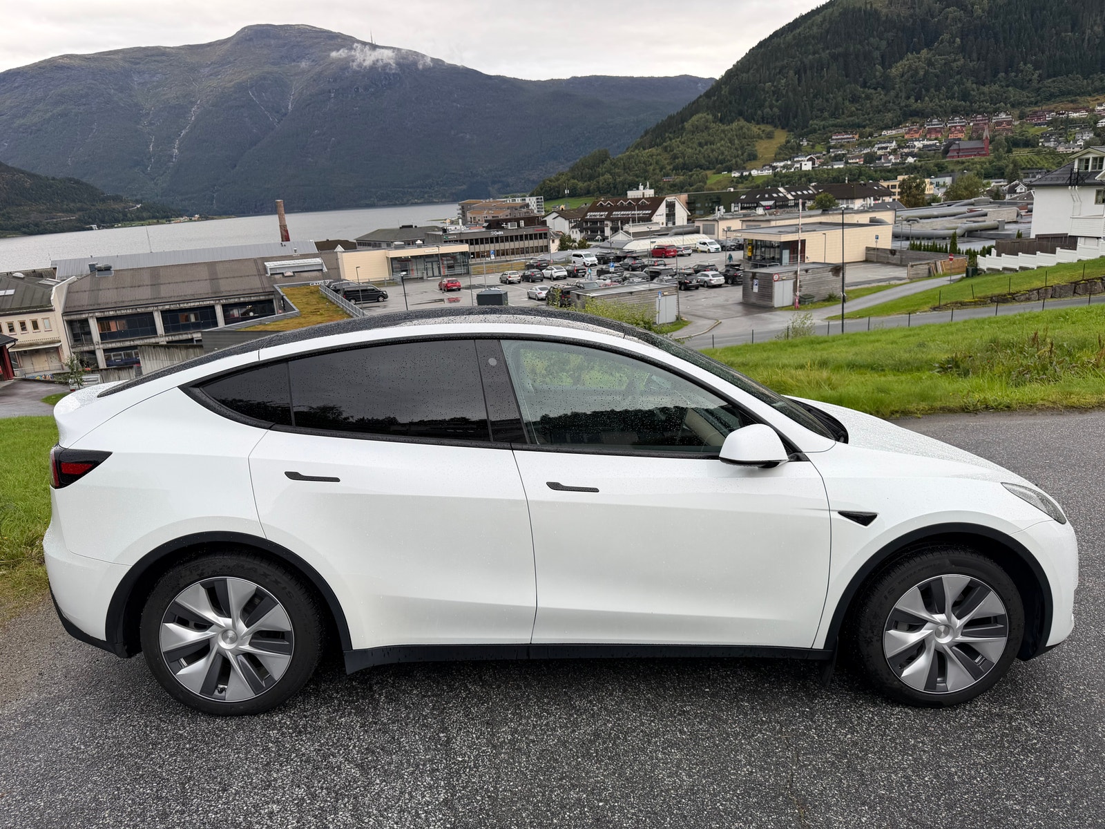 Tesla Model Y Long Range AWD, 514hp, 2024