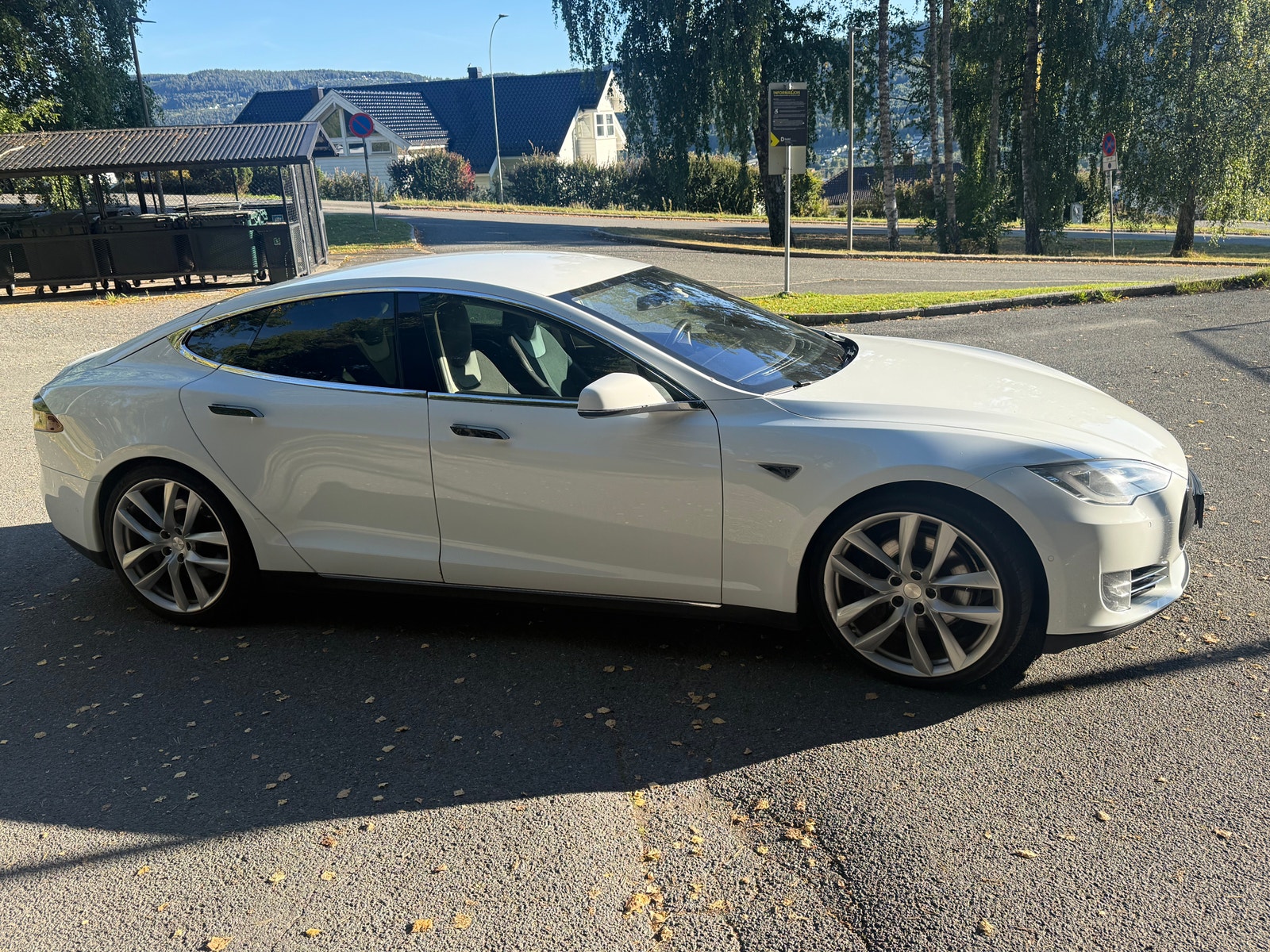 Tesla Model S 85D, 423ps, 2015
