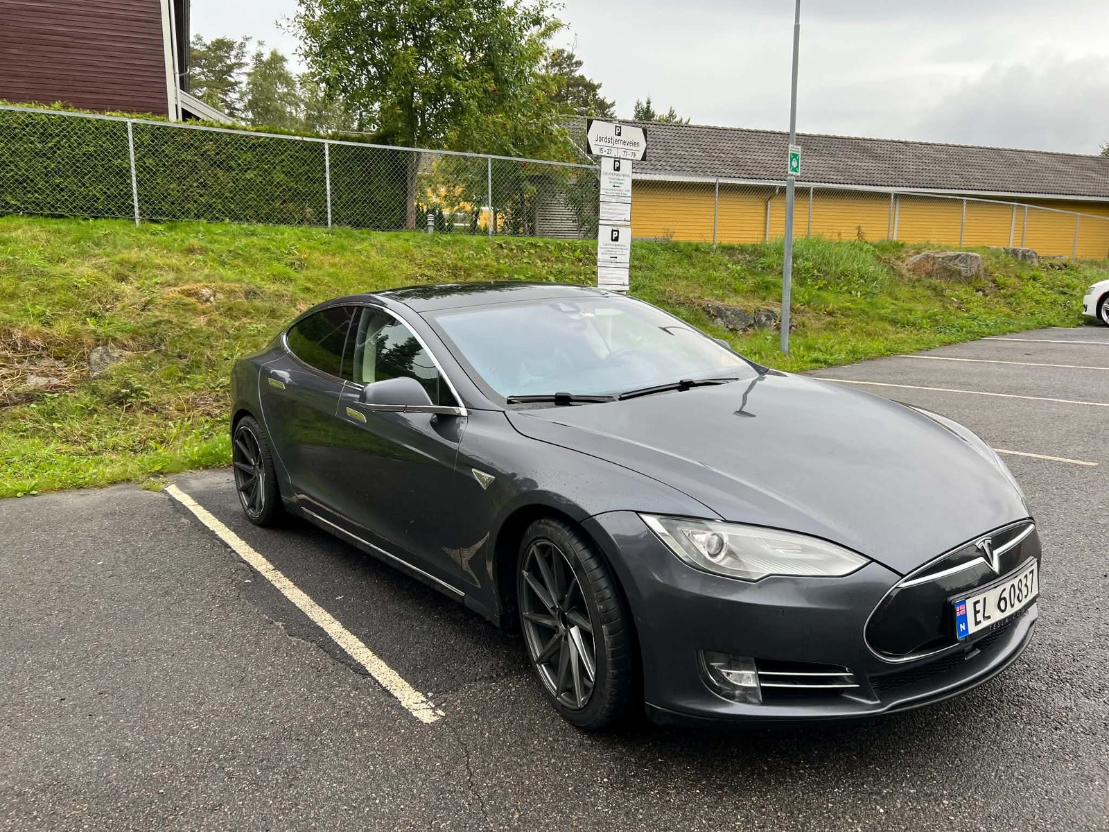 Tesla Model S 85D, 423ps, 2015