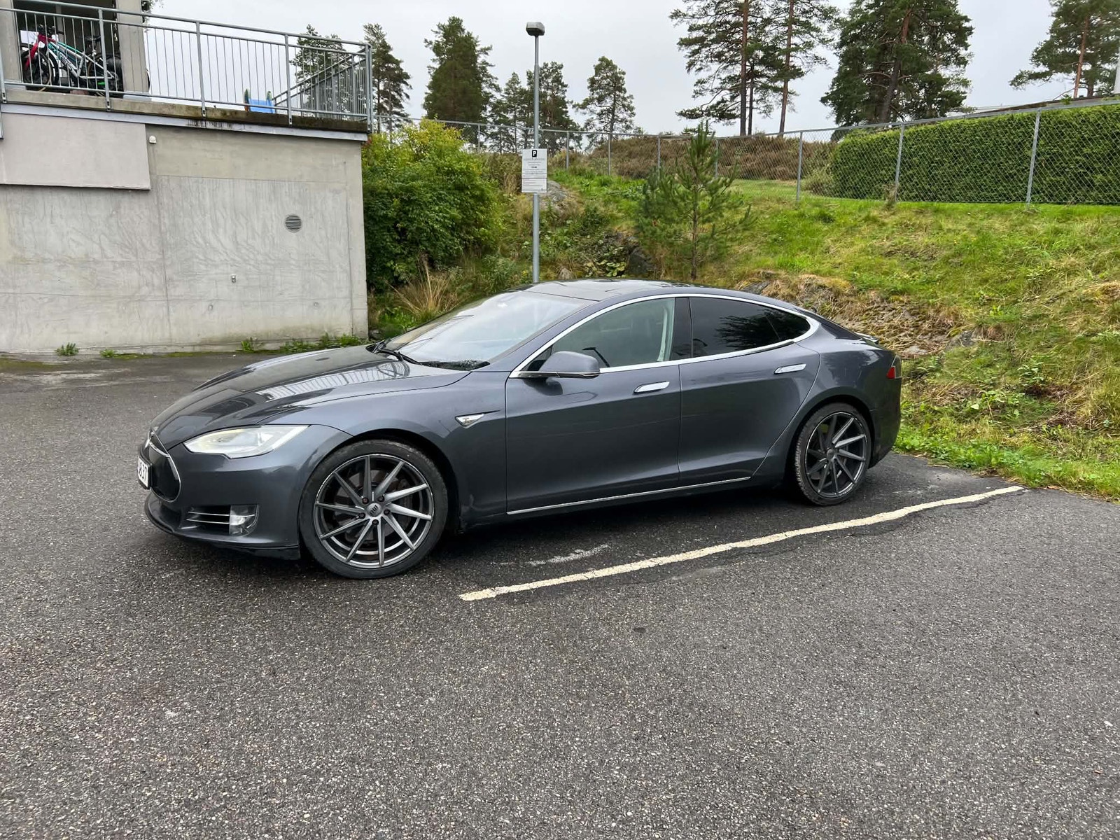 Tesla Model S 85D, 423ps, 2015