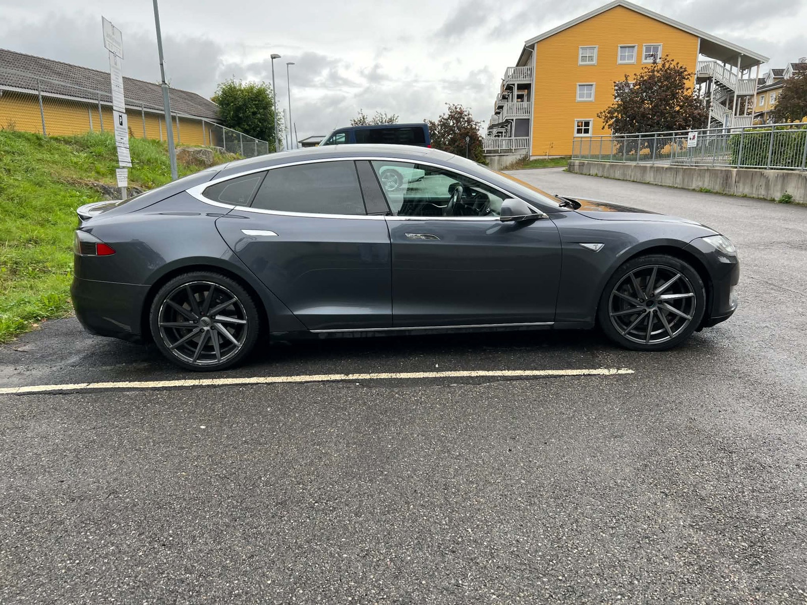 Tesla Model S 85D, 423ps, 2015