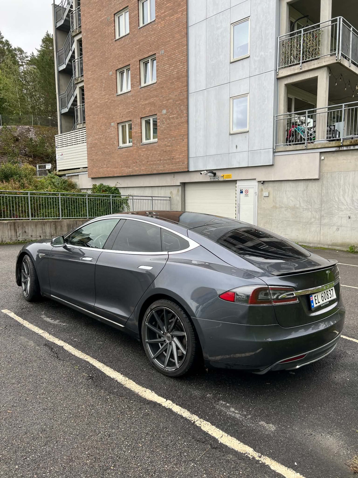 Tesla Model S 85D, 423ps, 2015