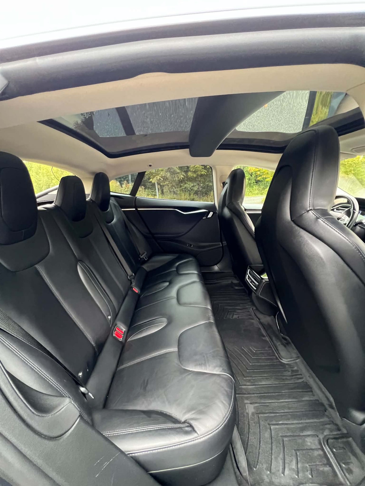 Tesla Model S 85D, 423ps, 2015