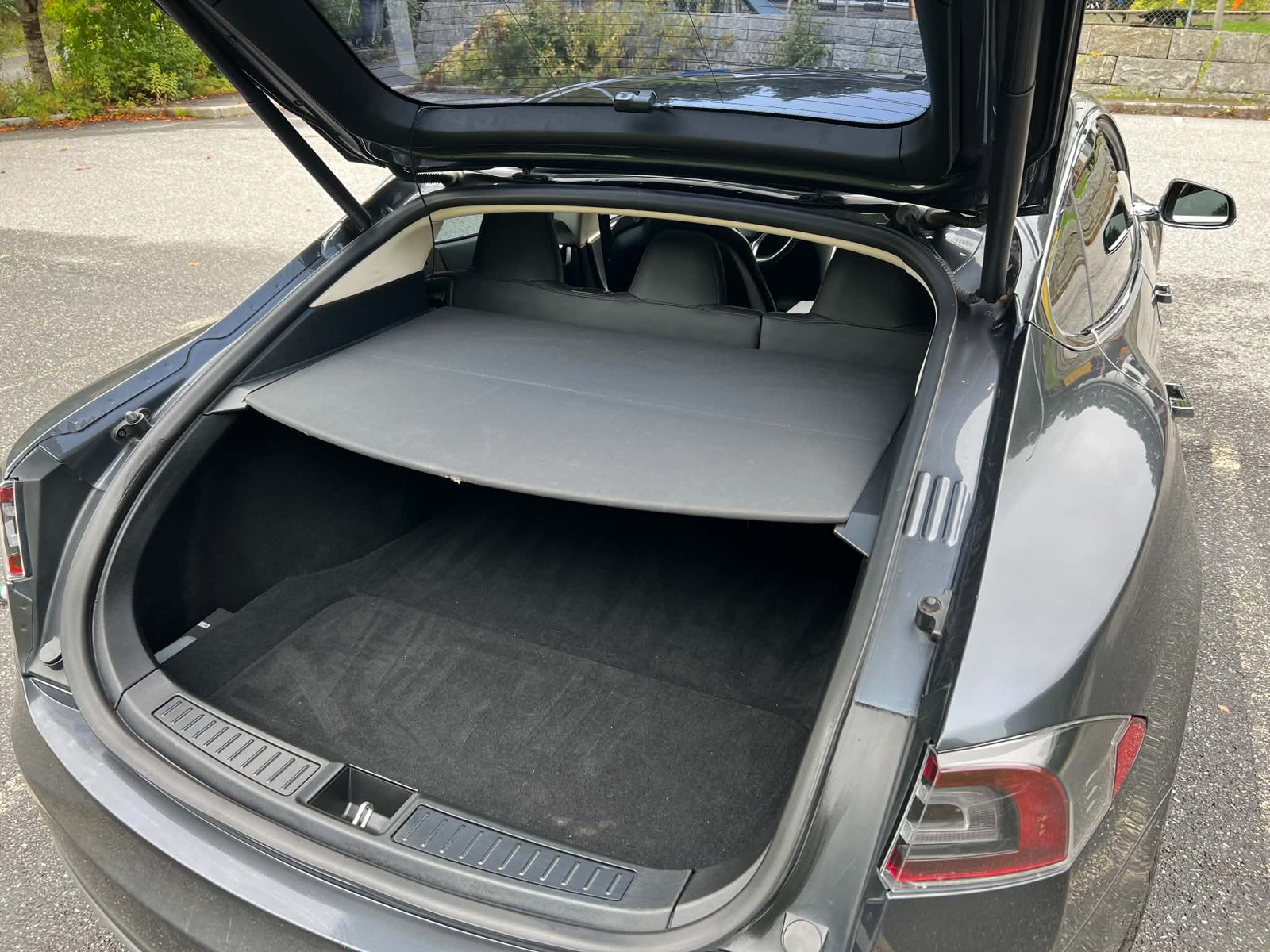 Tesla Model S 85D, 423ps, 2015