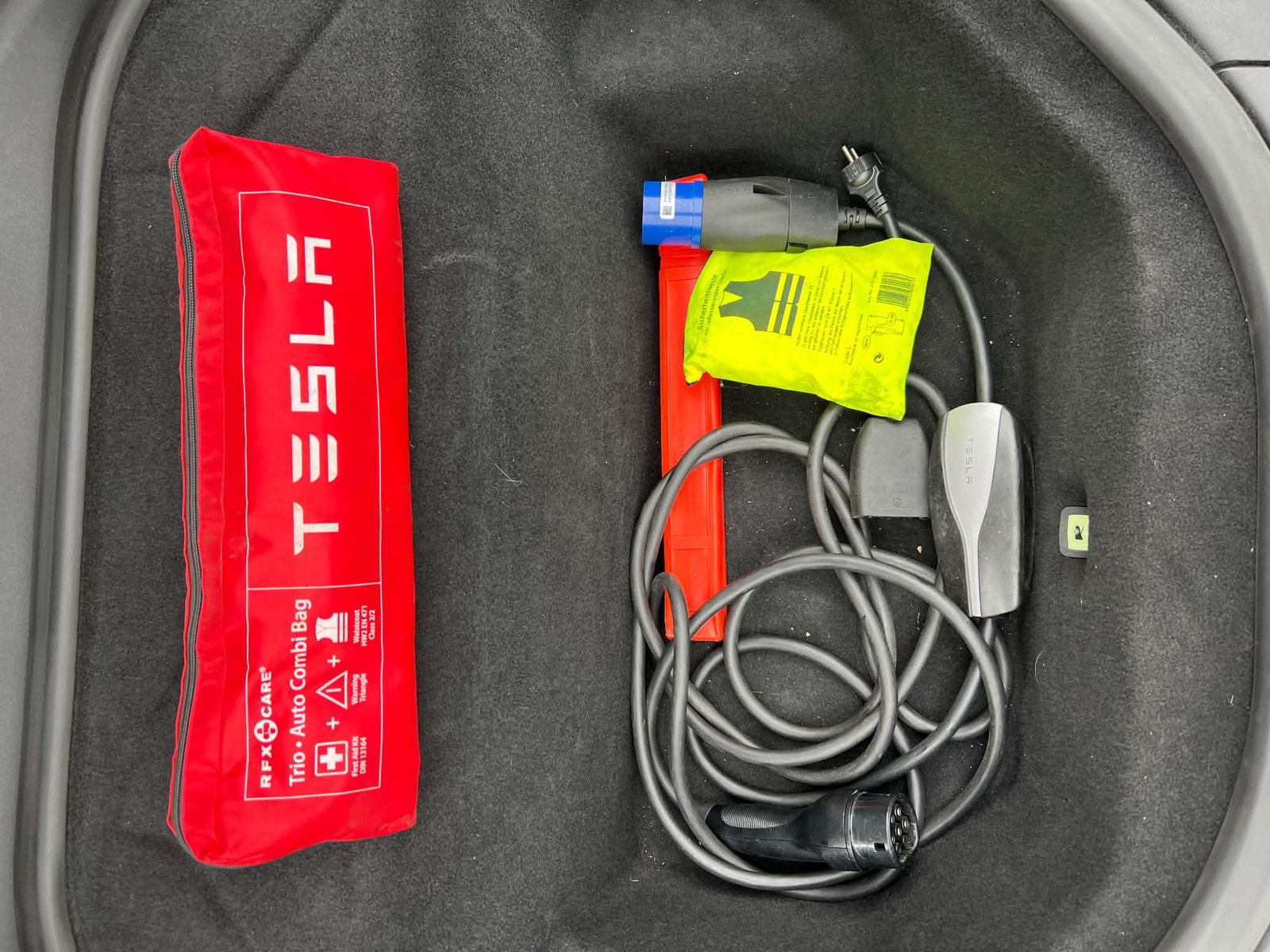 Tesla Model S 85D, 423ps, 2015