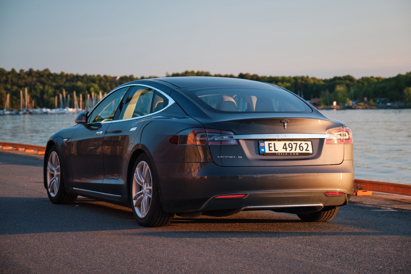 Tesla Model S 85, 378hp, 2014