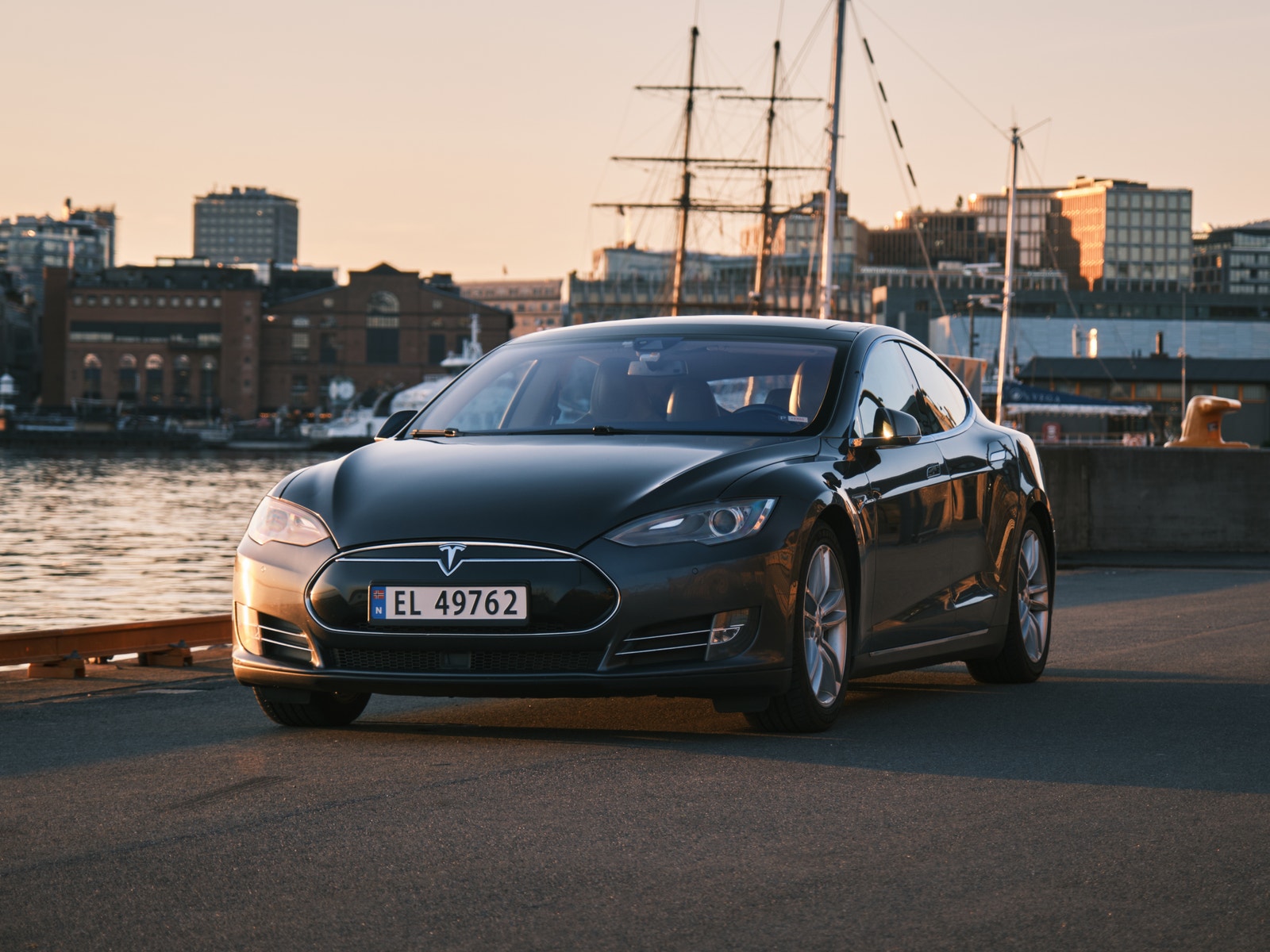 Tesla Model S 85, 378hp, 2014