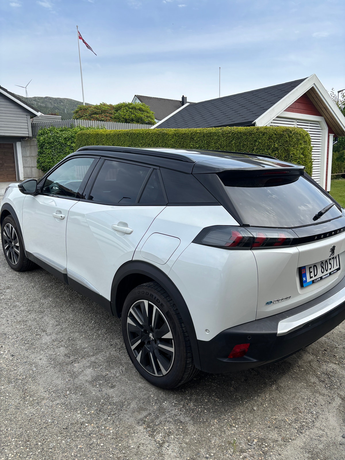 Peugeot e-2008, 136ps, 2022