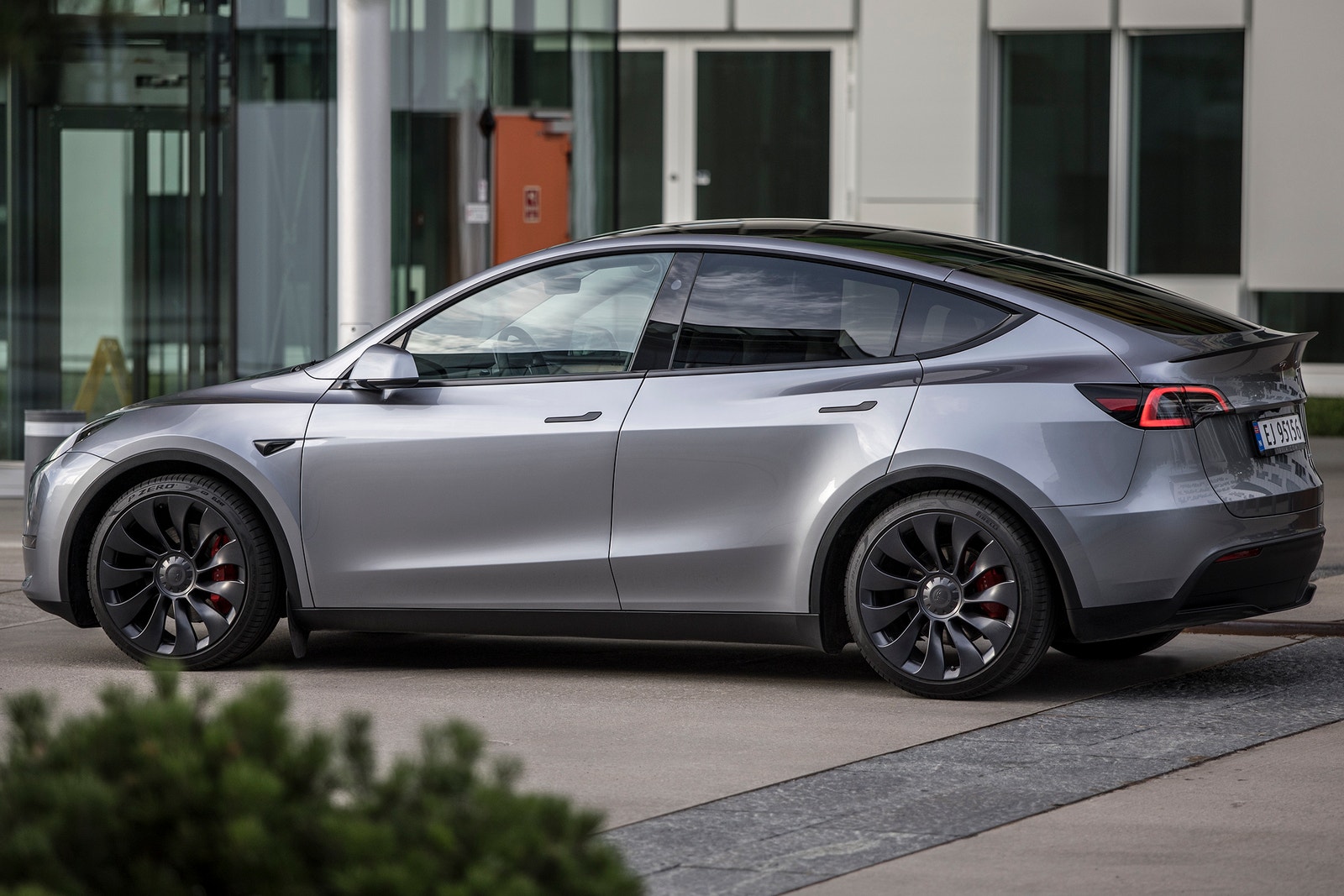 Tesla Model Y Performance, 534hp, 2025