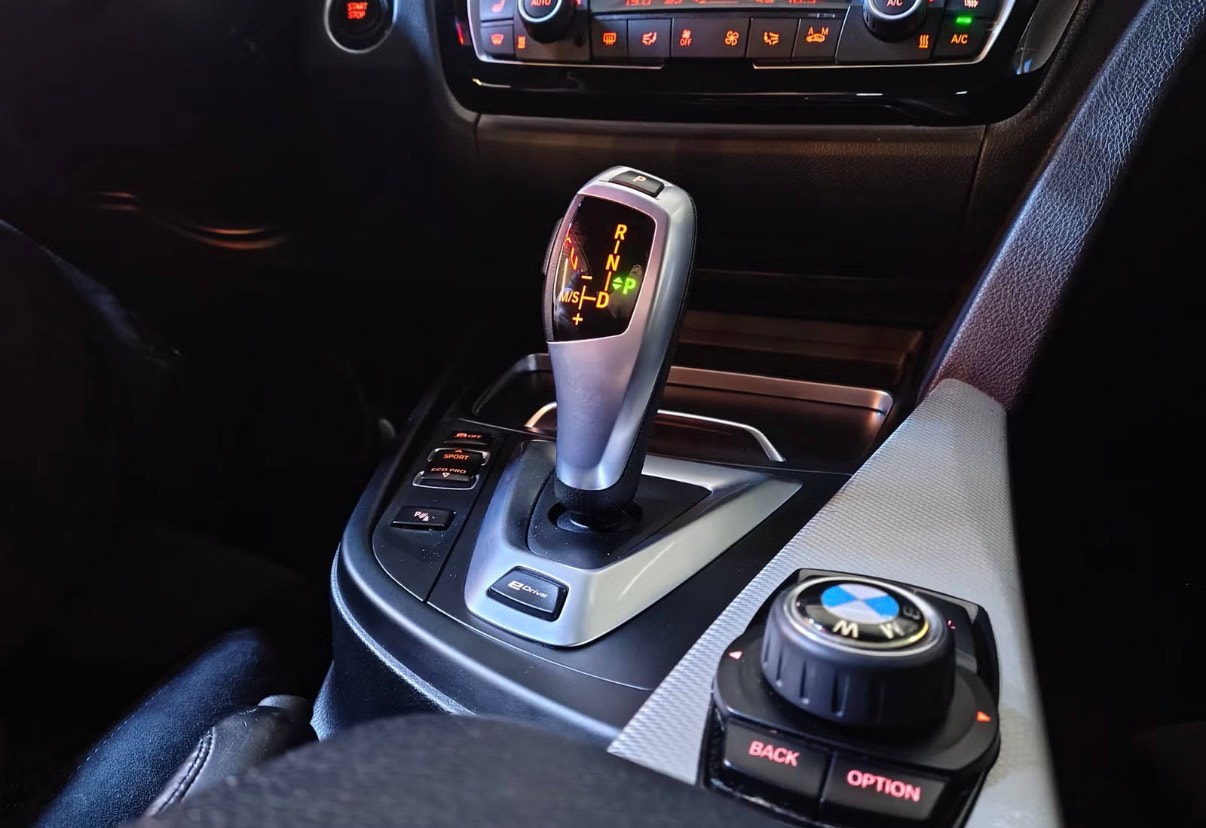 BMW 330e Sedan Steptronic, 252hp, 2016