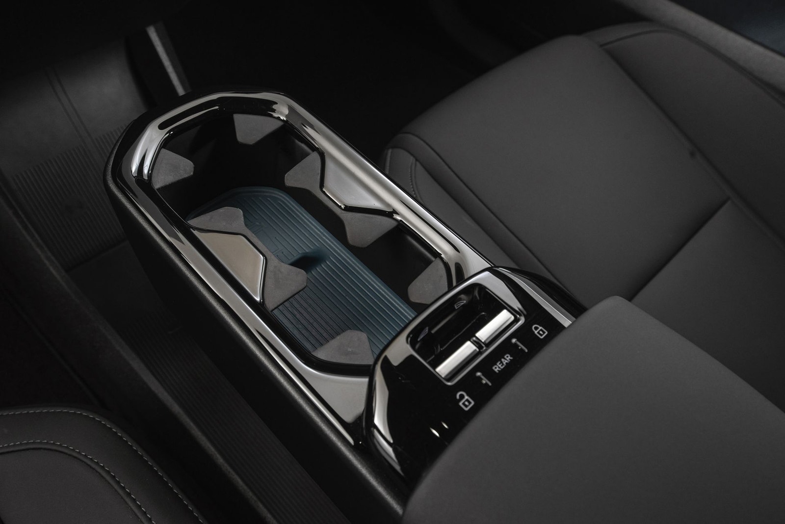 Volvo EX30 Single Motor, 272hp, 2025