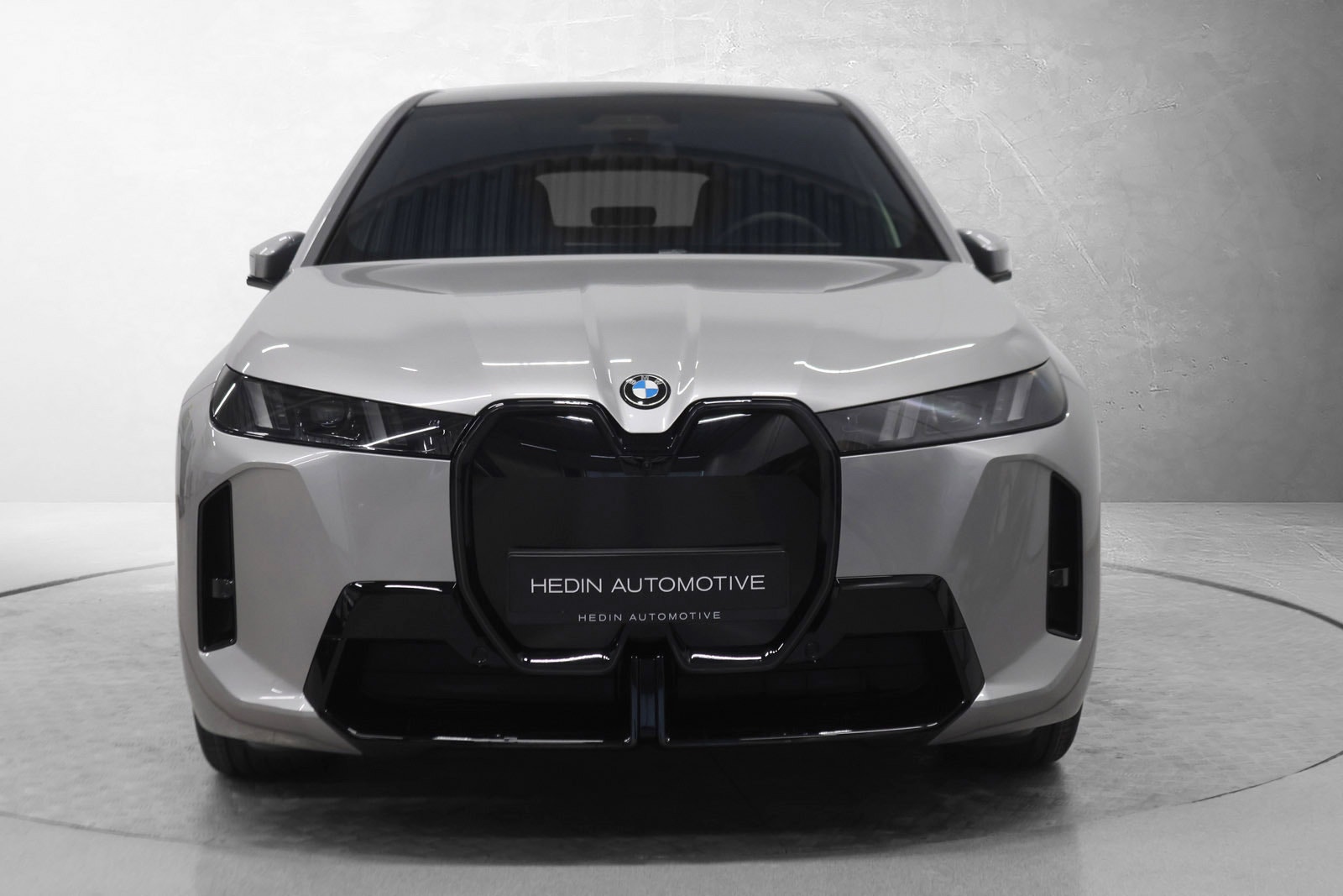 BMW iX xDrive60, 544hp, 2025