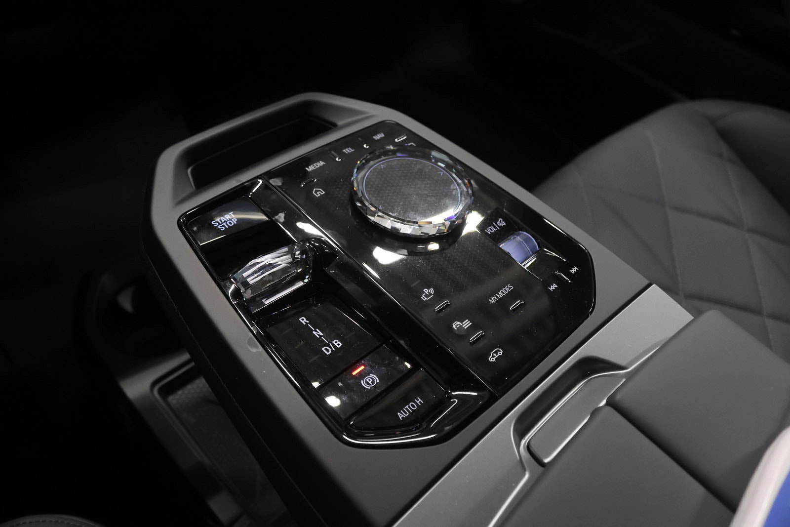 BMW iX xDrive60, 544hp, 2025