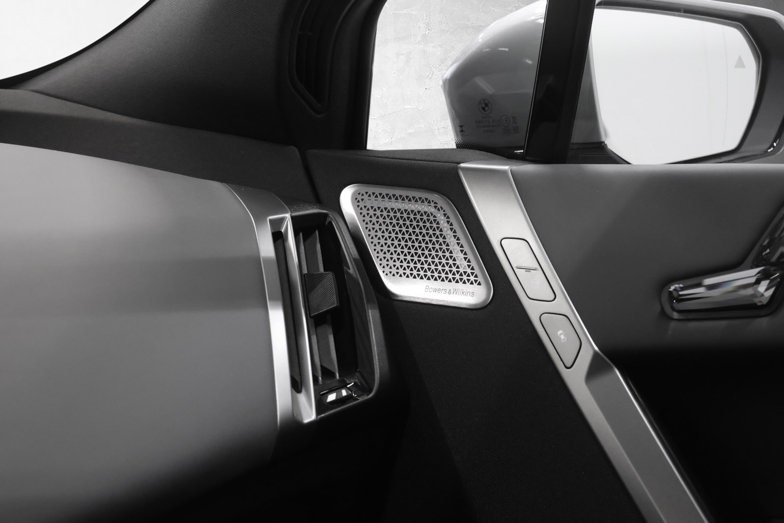 BMW iX xDrive60, 544hp, 2025