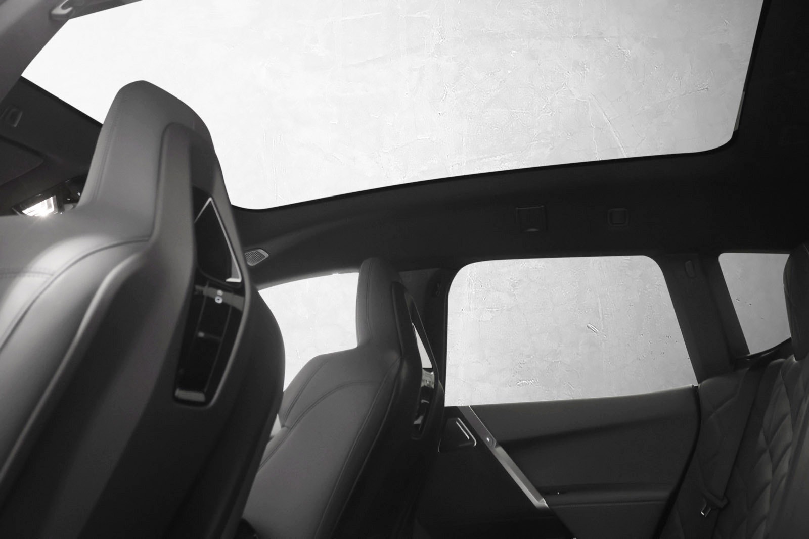BMW iX xDrive60, 544hp, 2025