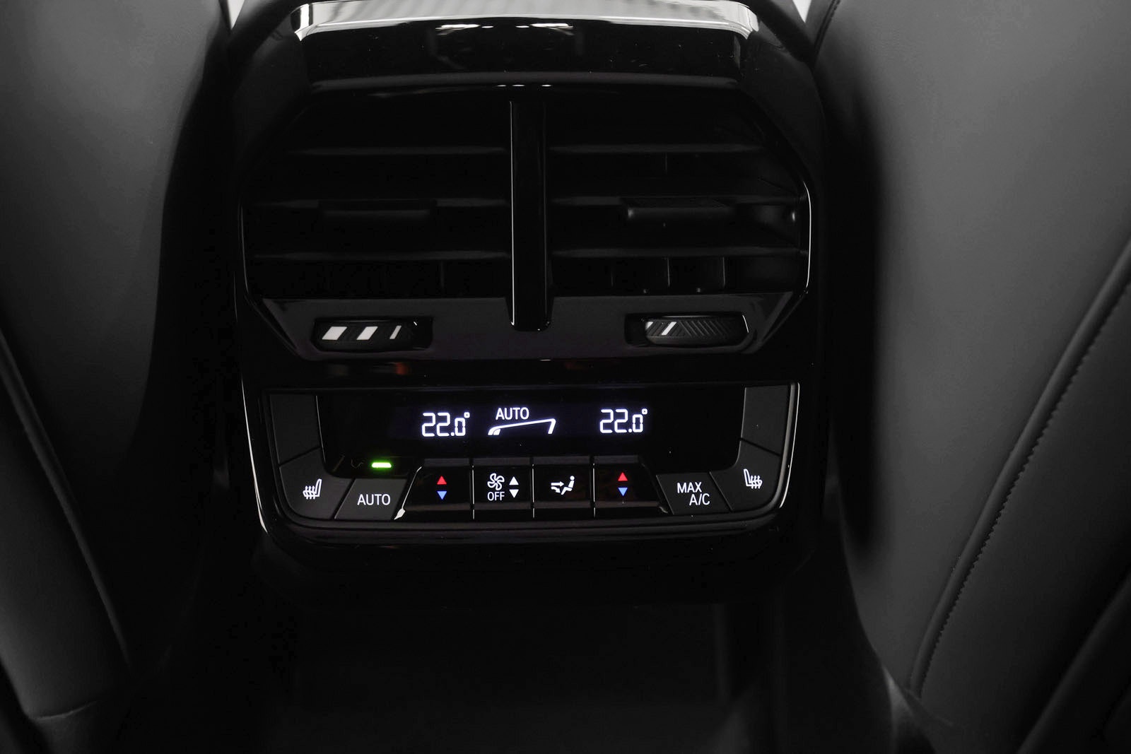 BMW iX xDrive60, 544hp, 2025