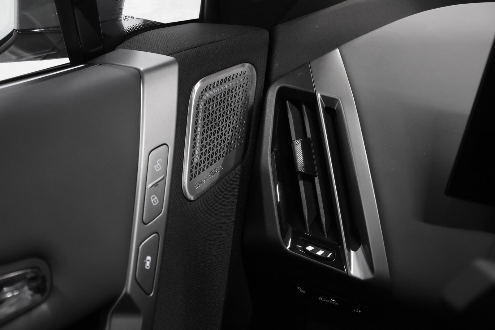 BMW iX xDrive60, 544hp, 2025