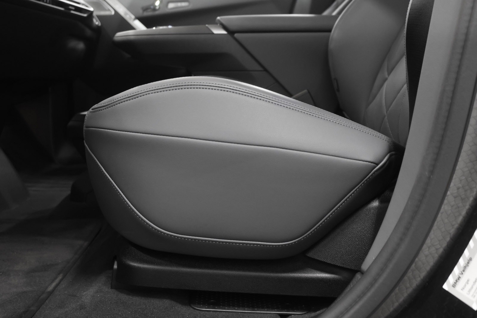 BMW iX xDrive60, 544hp, 2025