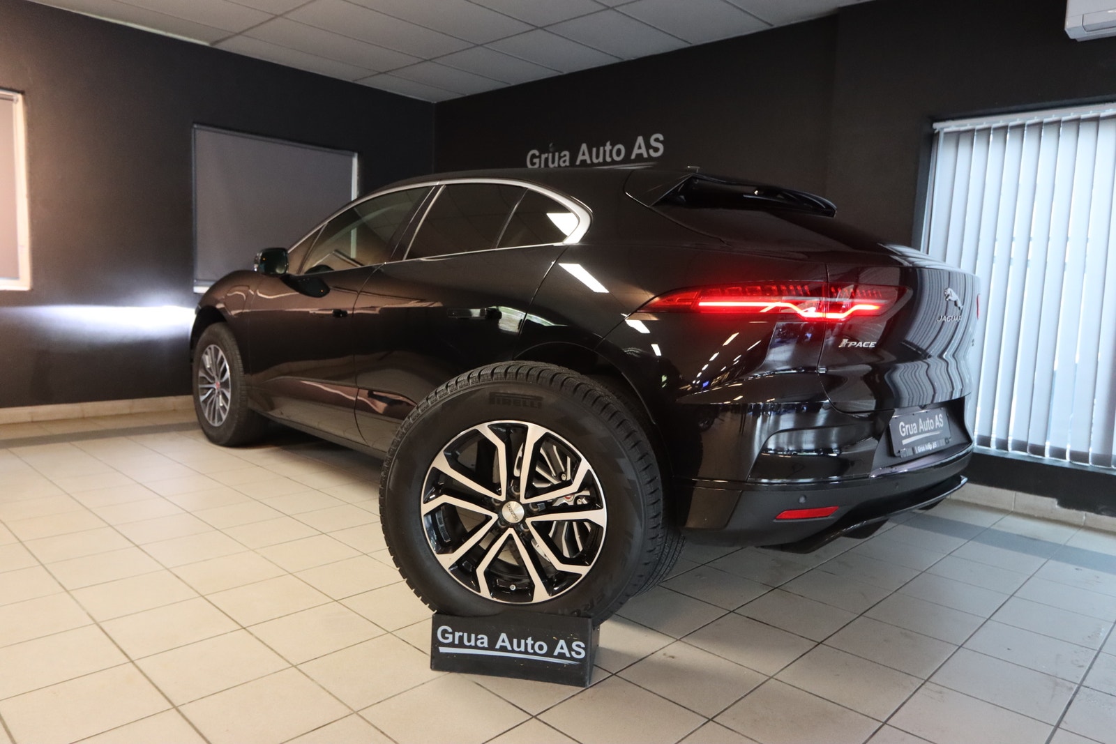 Jaguar I-Pace EV400, 400hp, 2022