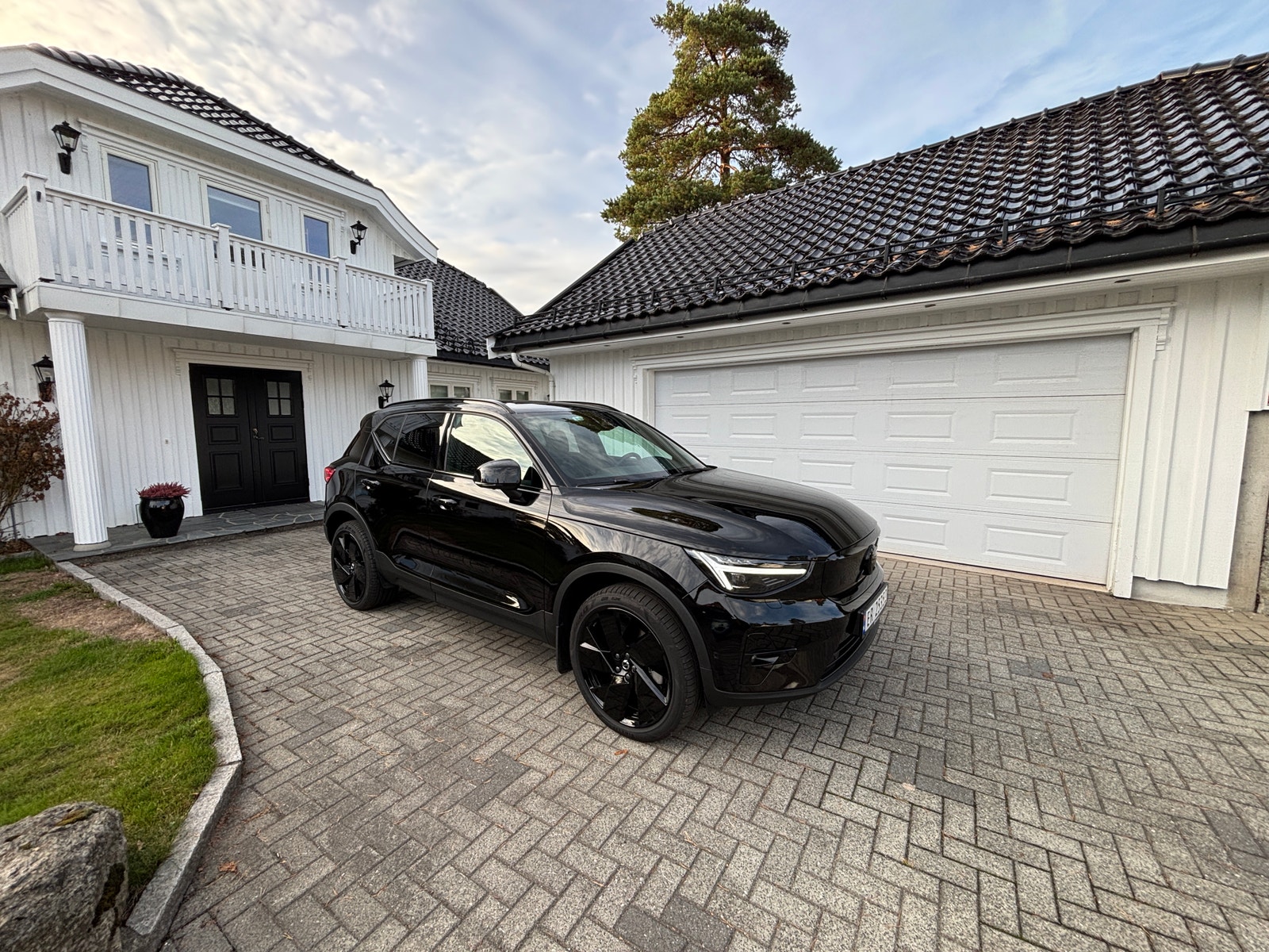 Volvo EX40 Twin Motor Performance, 442ps, 2026
