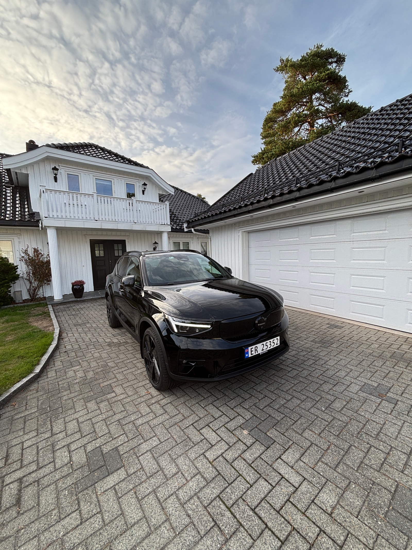 Volvo EX40 Twin Motor Performance, 442ps, 2026