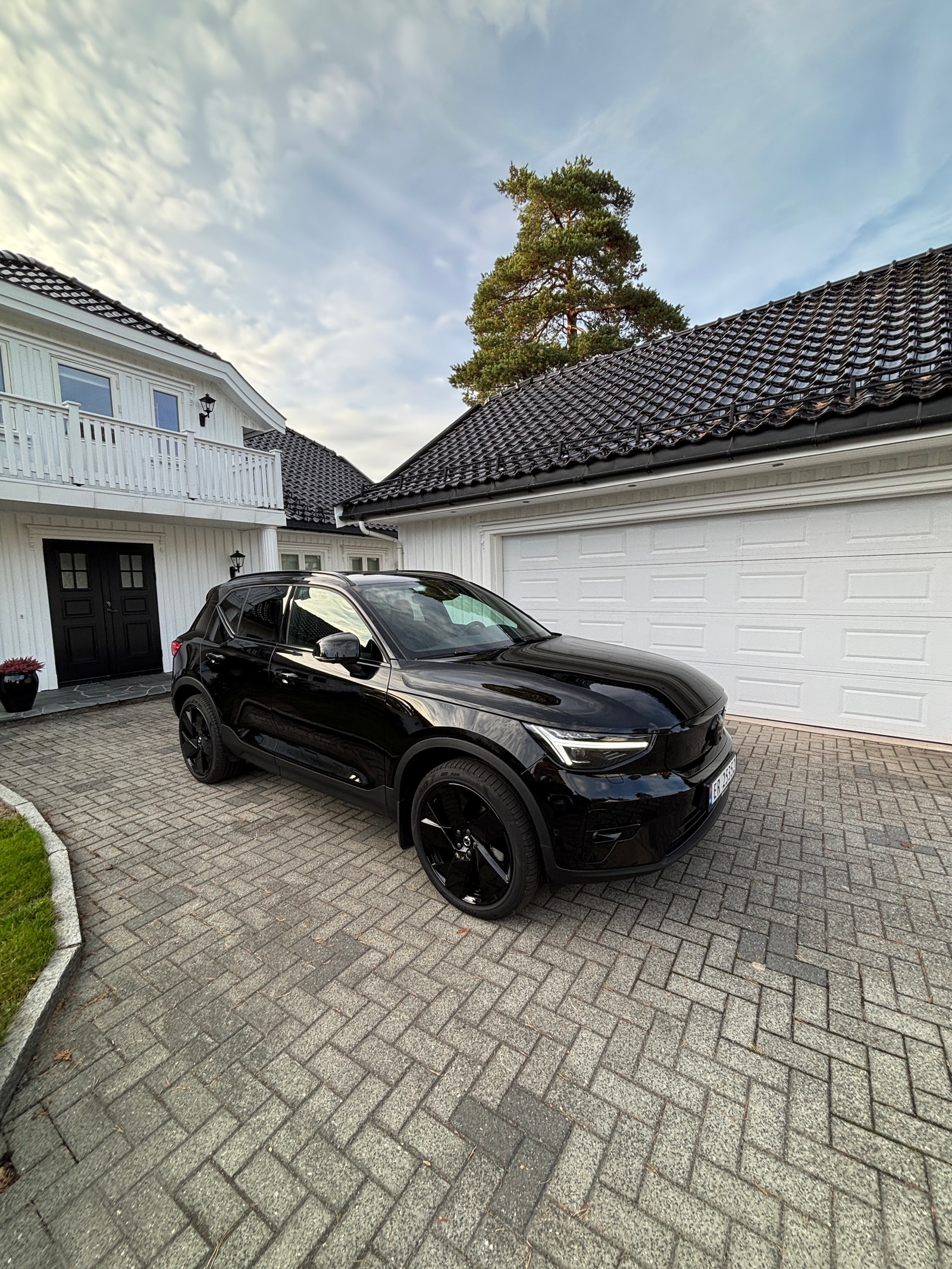 Volvo EX40 Twin Motor Performance, 442ps, 2026