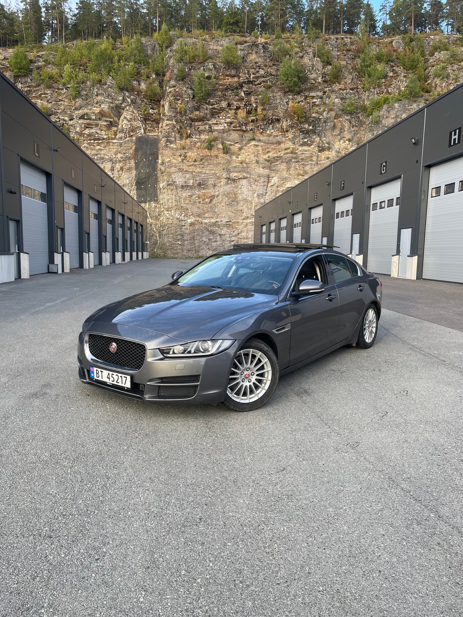Jaguar XE E-Performance Automatic, 8-trins, 163ps, 2017