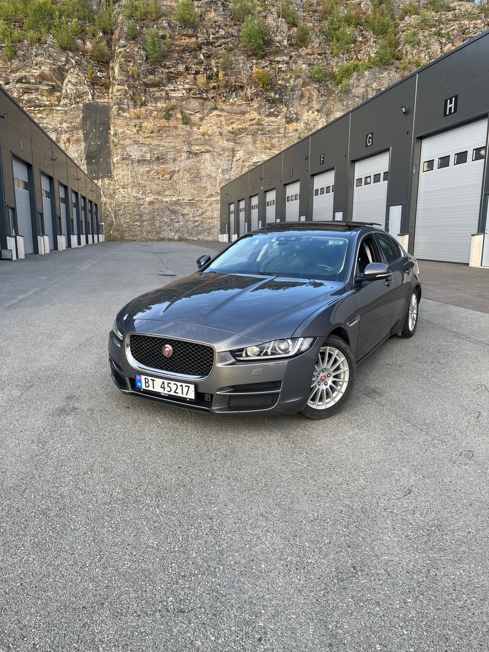 Jaguar XE E-Performance Automatic, 8-trins, 163ps, 2017