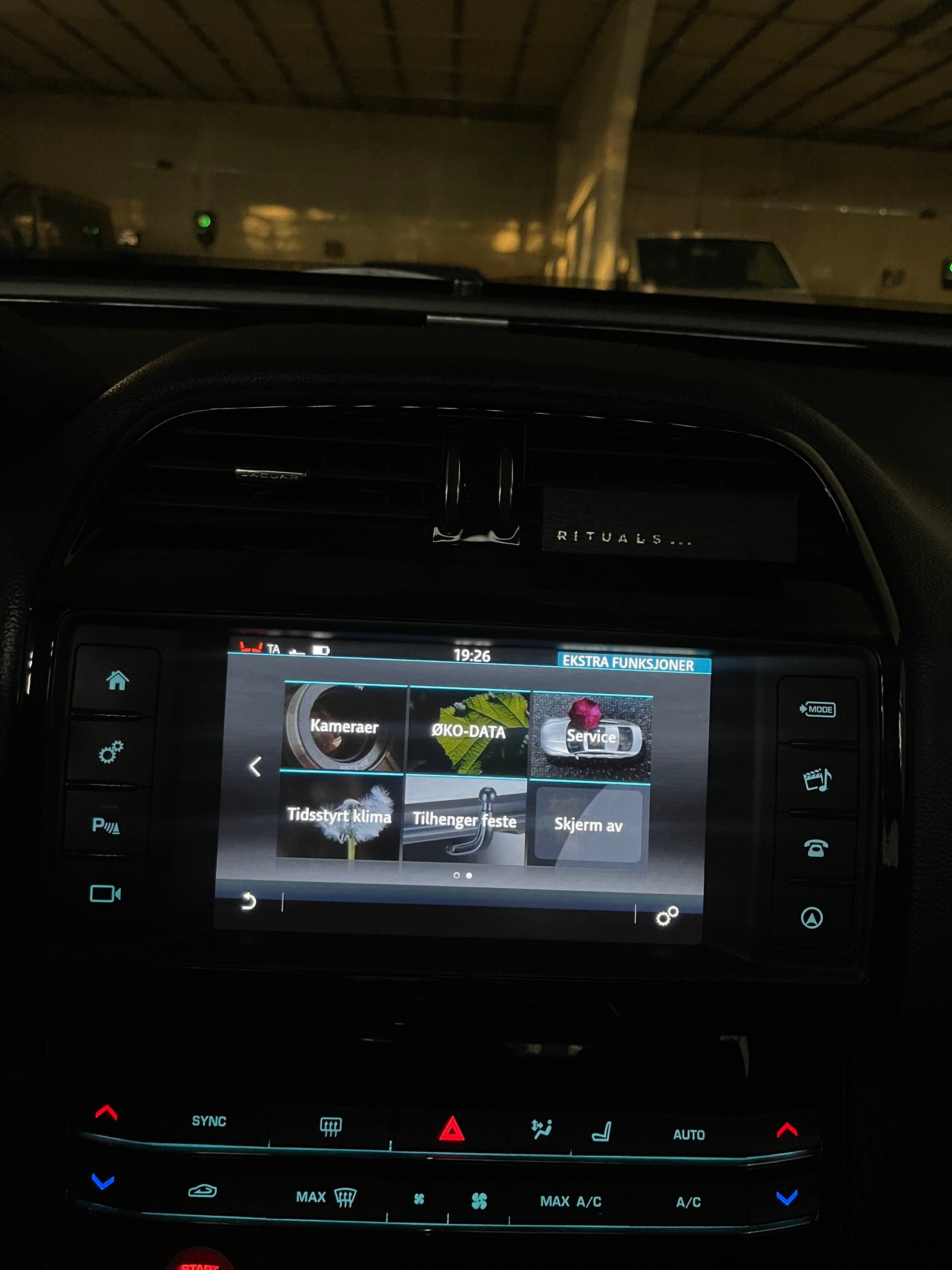 Jaguar XE E-Performance Automatic, 8-trins, 163ps, 2017
