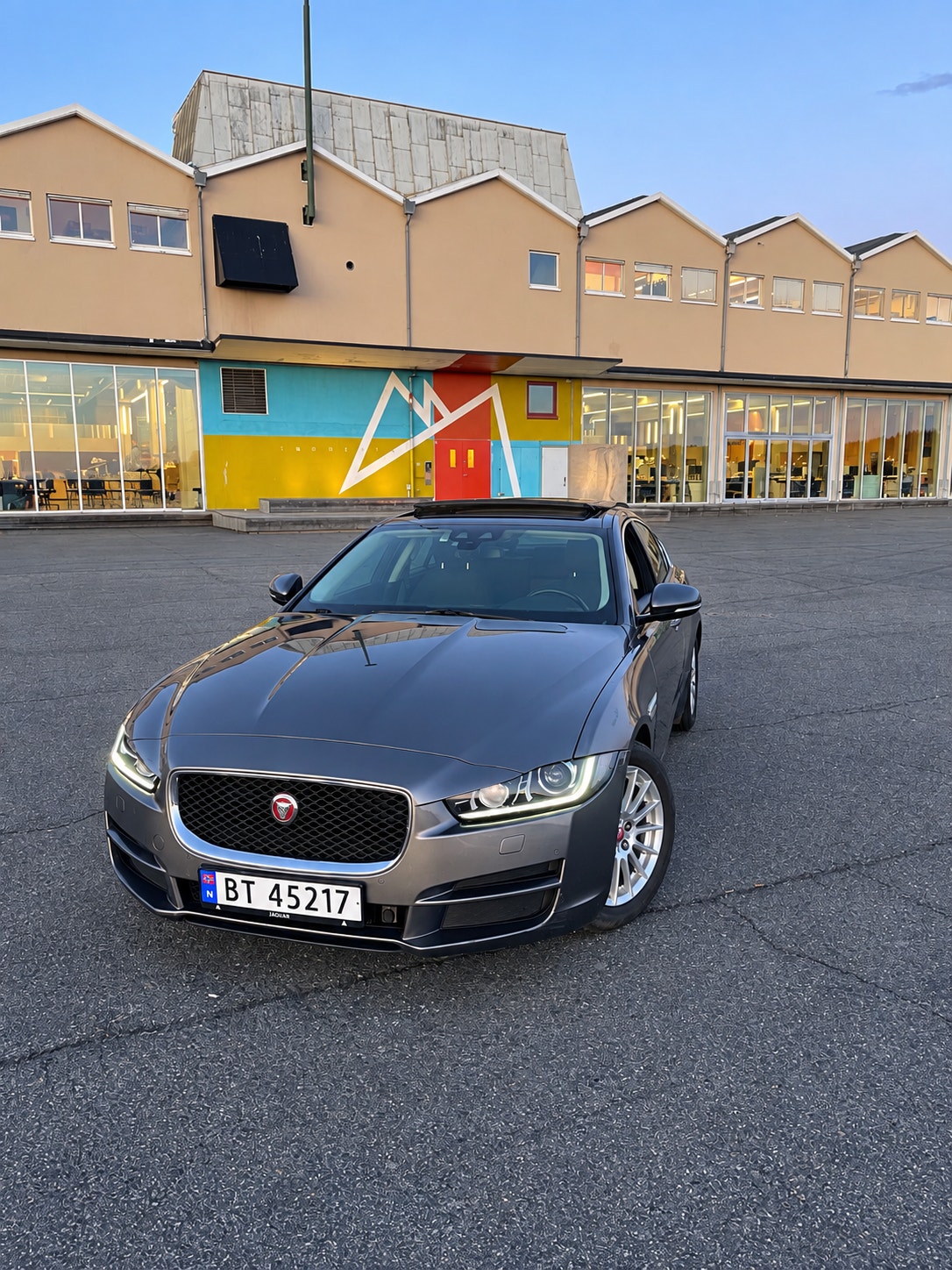 Jaguar XE E-Performance Automatic, 8-trins, 163ps, 2017