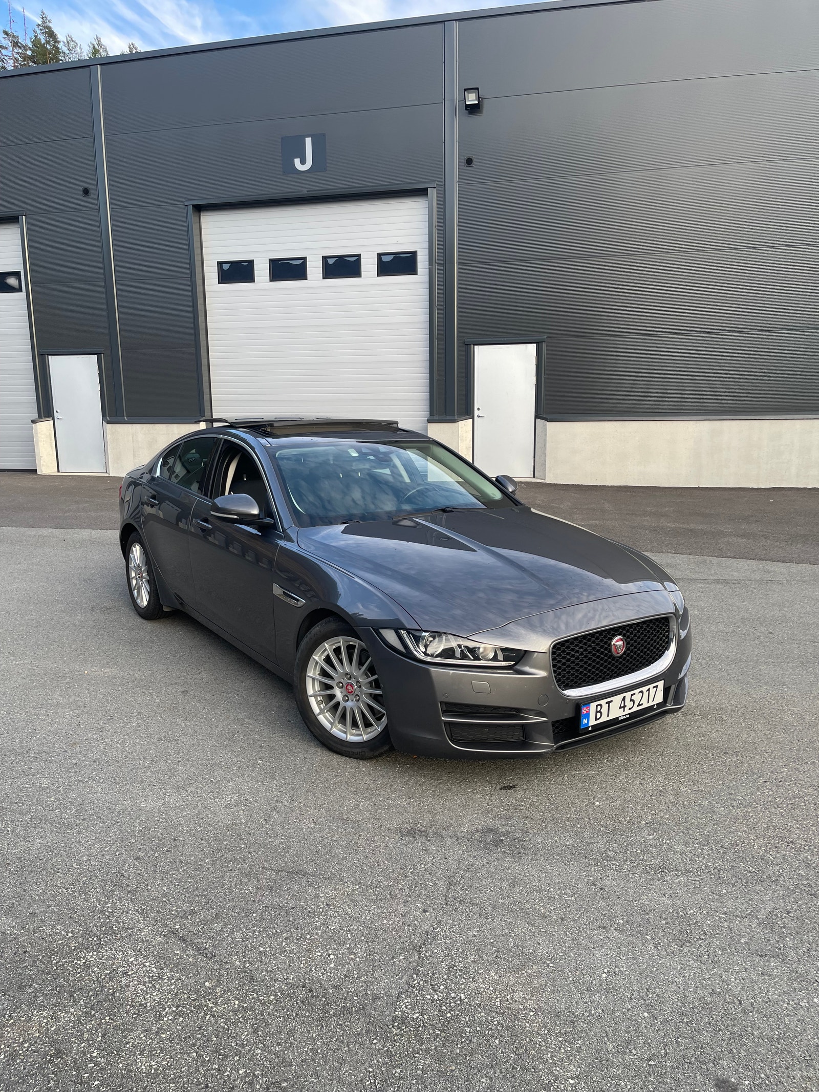 Jaguar XE E-Performance Automatic, 8-trins, 163ps, 2017