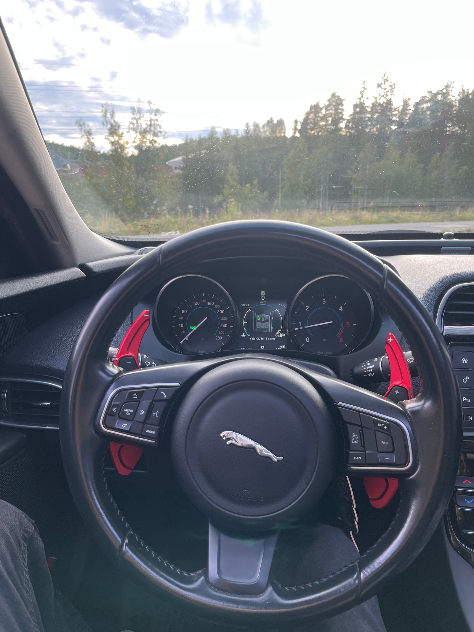Jaguar XE E-Performance Automatic, 8-trins, 163ps, 2017