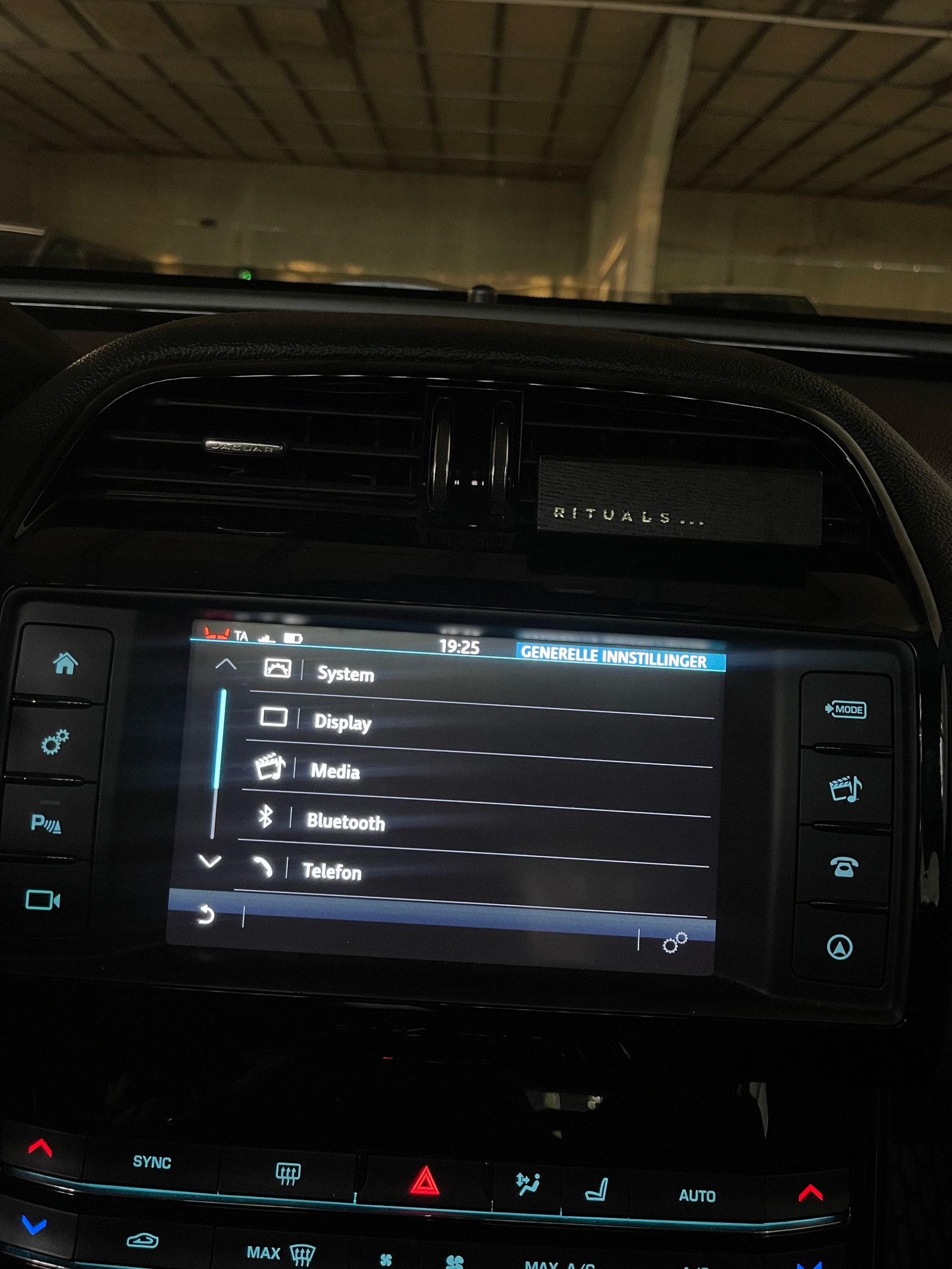 Jaguar XE E-Performance Automatic, 8-trins, 163ps, 2017