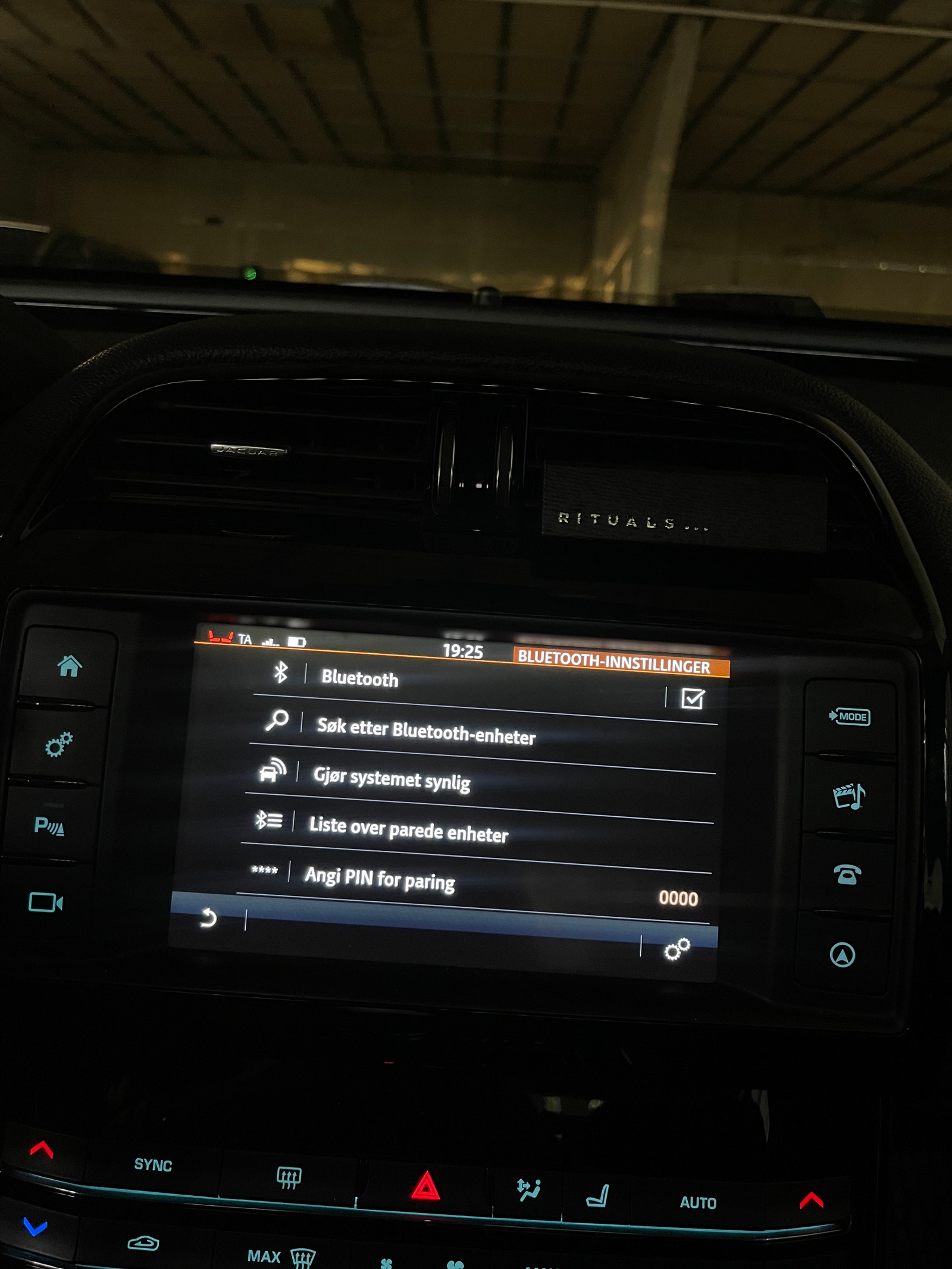 Jaguar XE E-Performance Automatic, 8-trins, 163ps, 2017