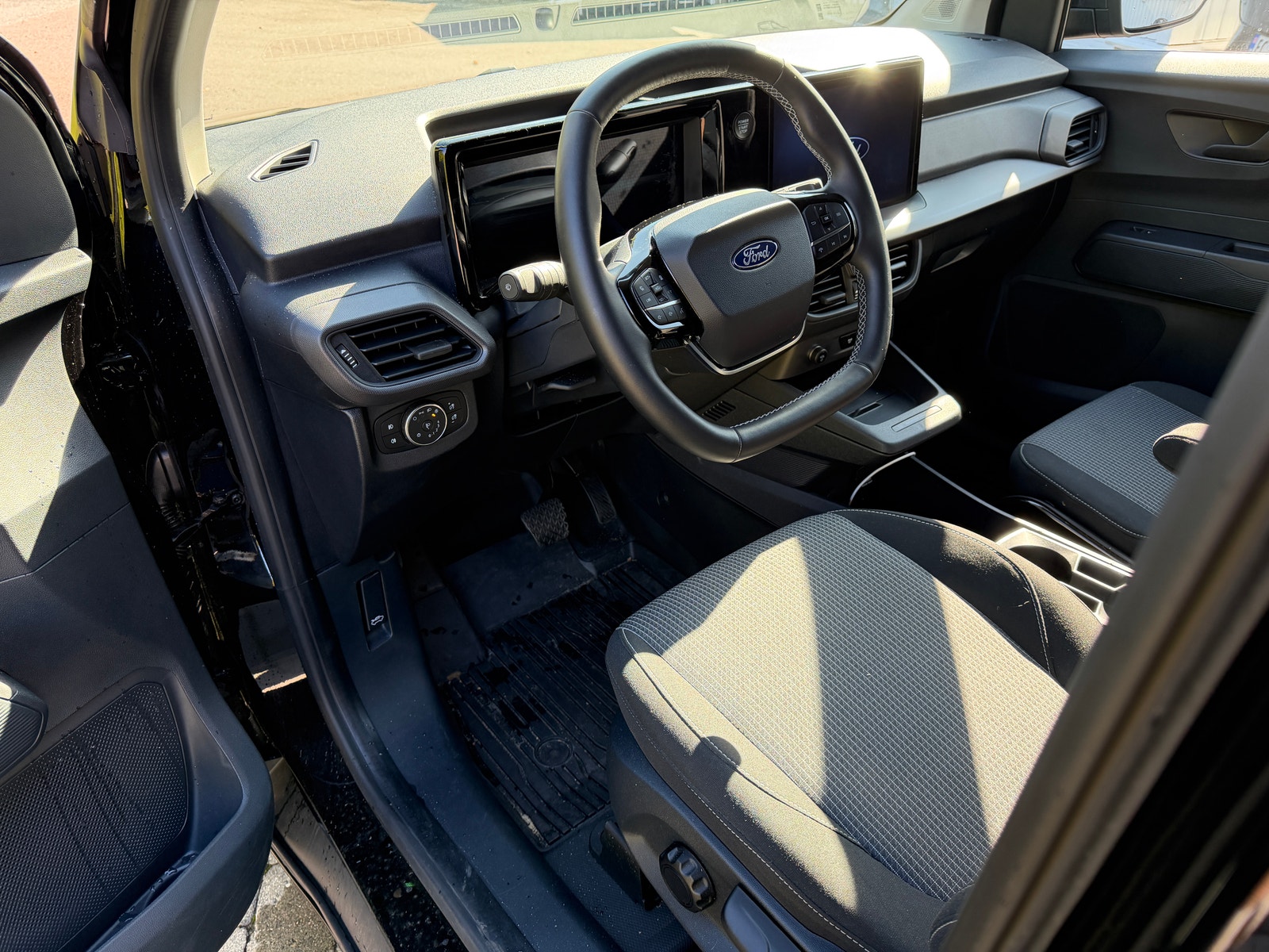 Ford E-Transit Courier, 136hp, 2025